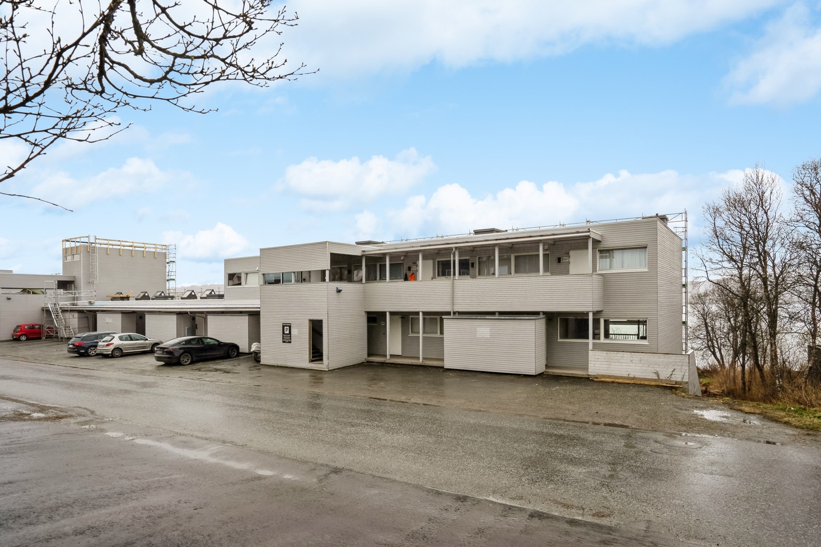 Egen fast parkeringsplass. I tillegg er det godt med gjesteparkeringsplasser. Galleribilde