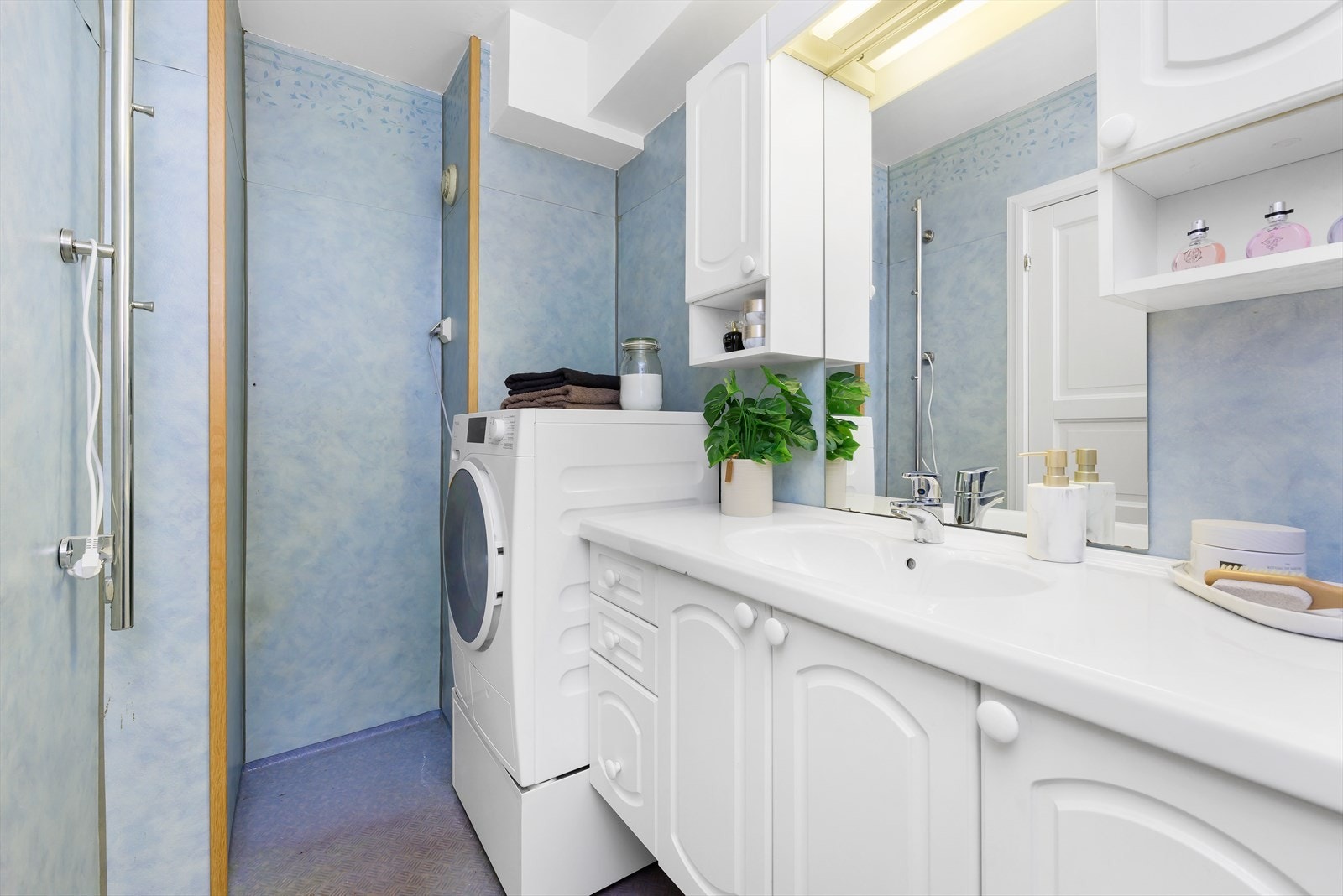 Bad med opplegg for vaskemaskin Galleribilde