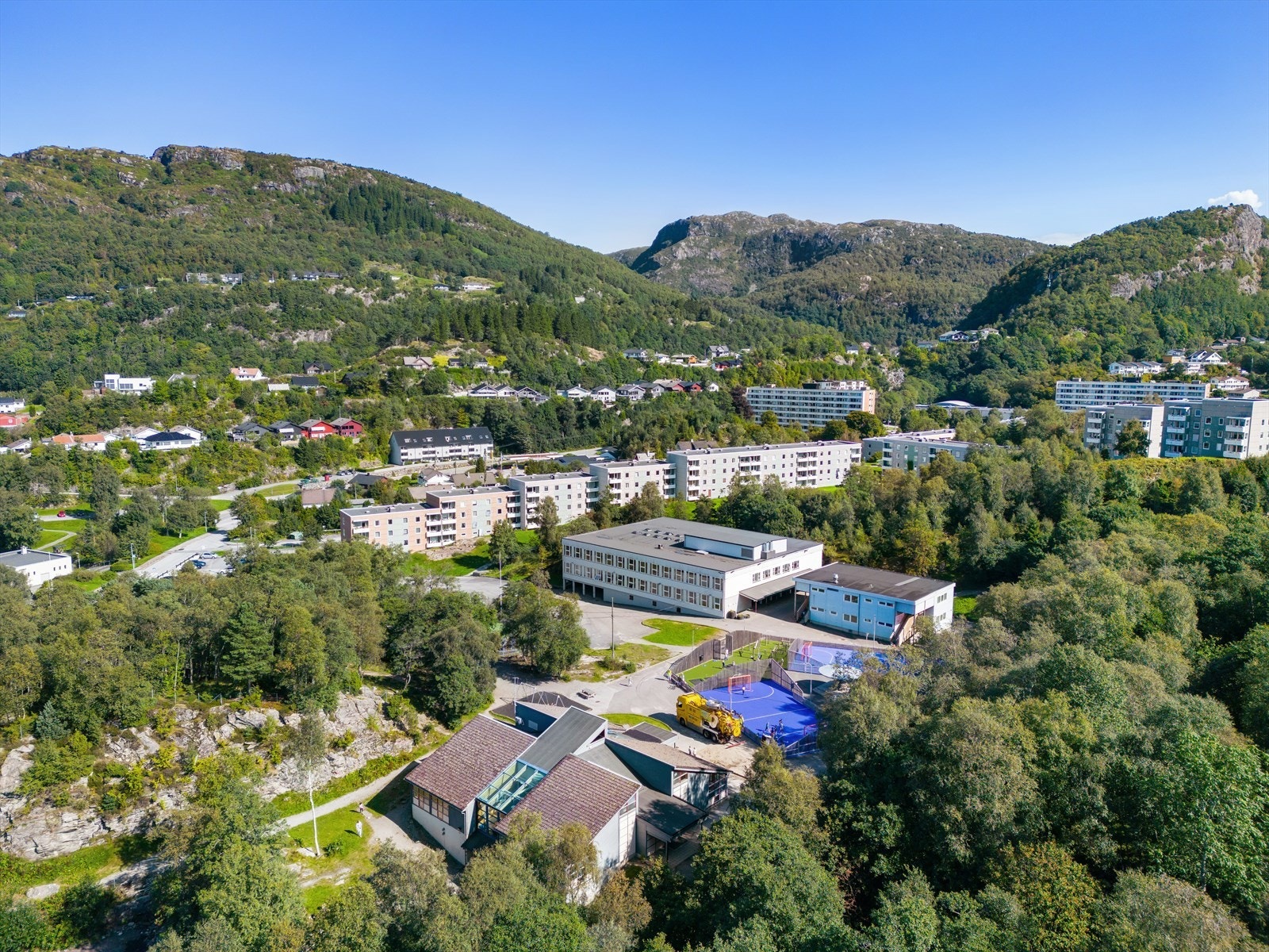 Det er skole rett ved borettslaget Galleribilde
