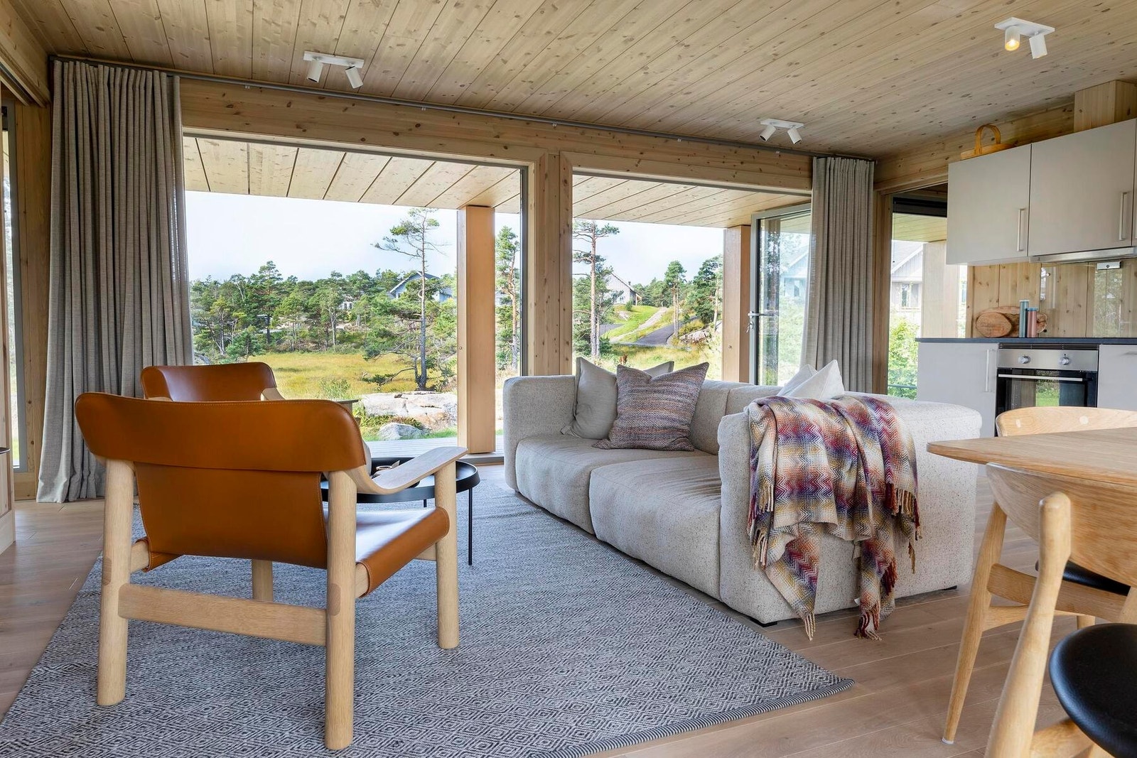 Slipp sommeren inn med skyvedører til terrassen.
Foto fra visningshytte på Kragerø. Galleribilde