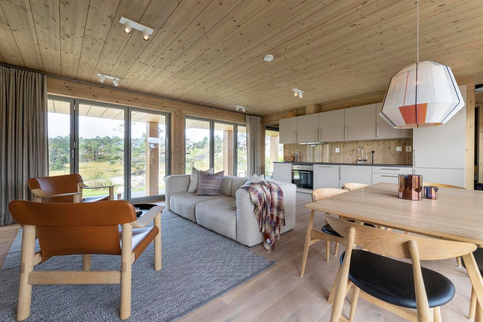 Slipp sommeren inn med skyvedører til terrassen.
Foto fra visningshytte på Kragerø. Galleribilde