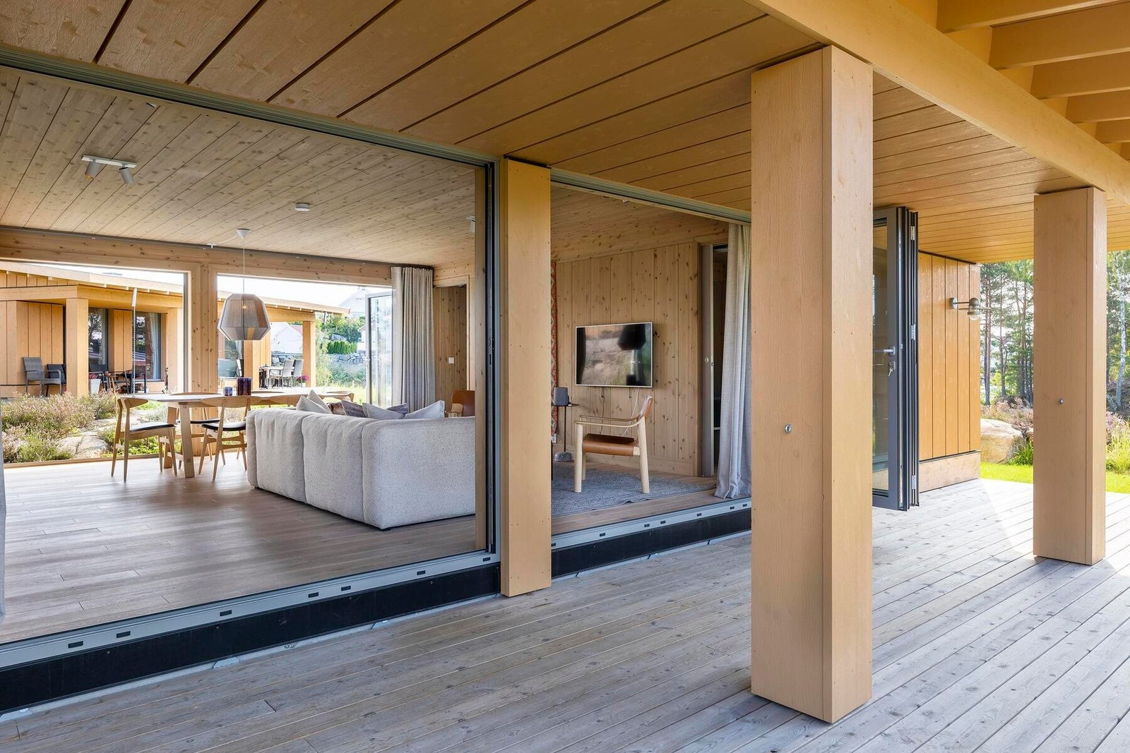 Terrassen er delvis overbygd og er på hele 36m2.
Foto fra visningshytte på Sydri, Kragerø som er en Sommer Vy2 modell. Galleribilde