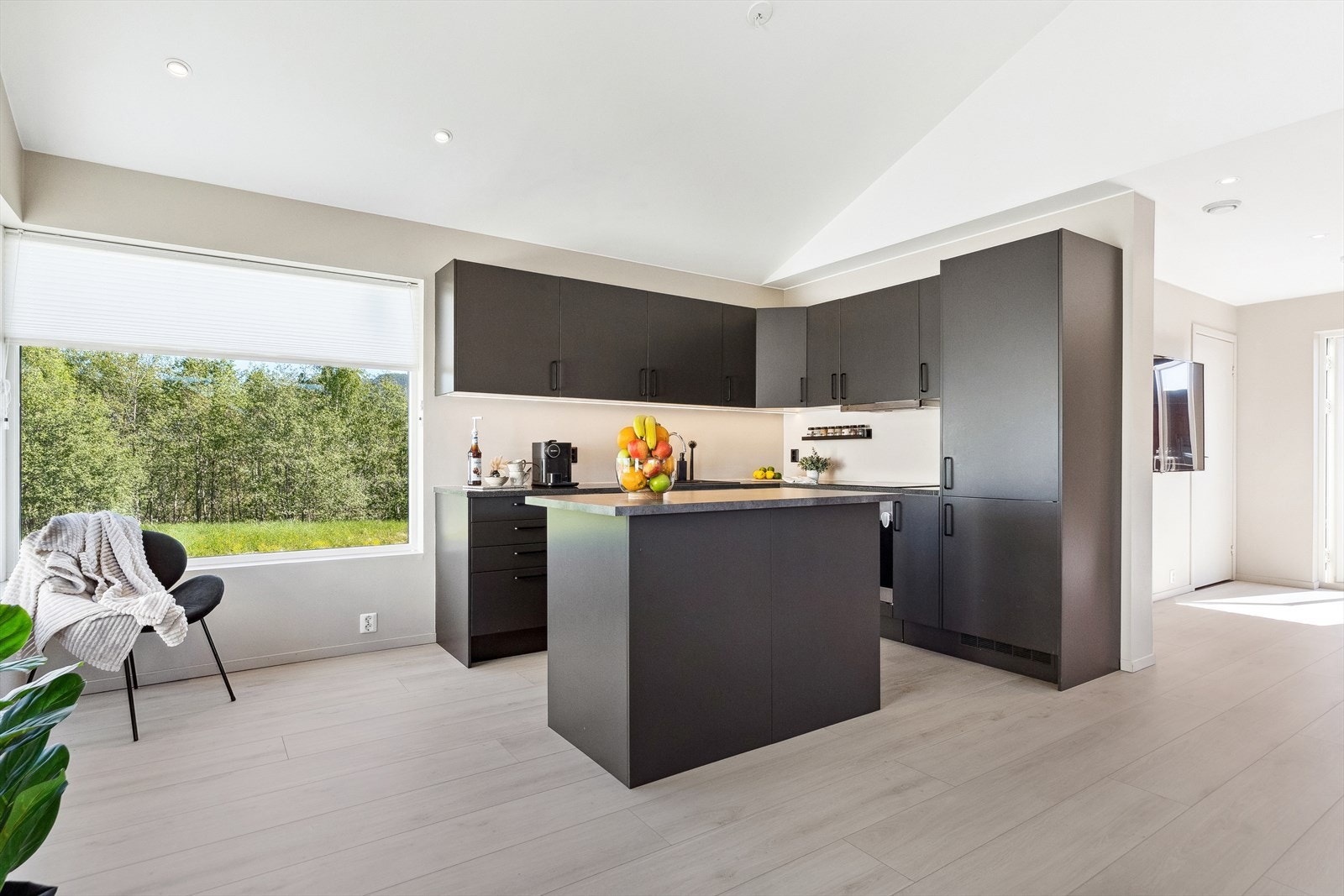 Det stramme designet på kjøkkenet skaper en fin kontrast til det ellers så duse allrommet. Galleribilde