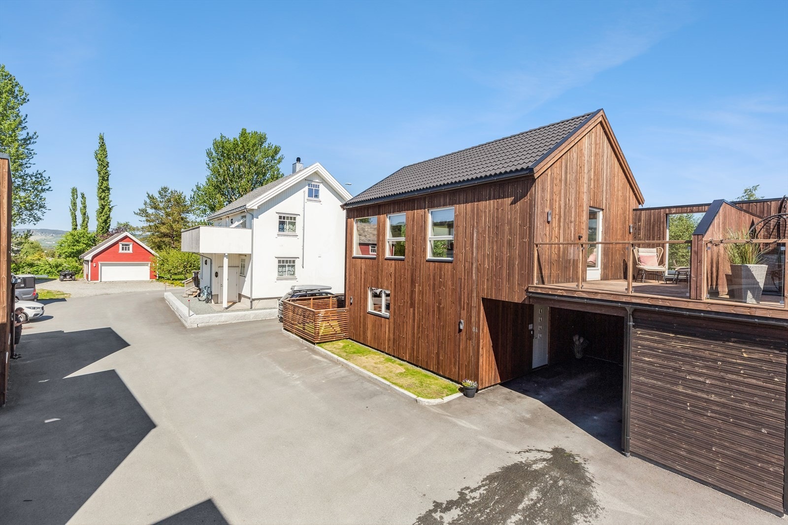 Tomten på 142 kvm er optimalt utnyttet, samt pent opparbeidet med bl.a. asfaltert gårdsplass. Galleribilde