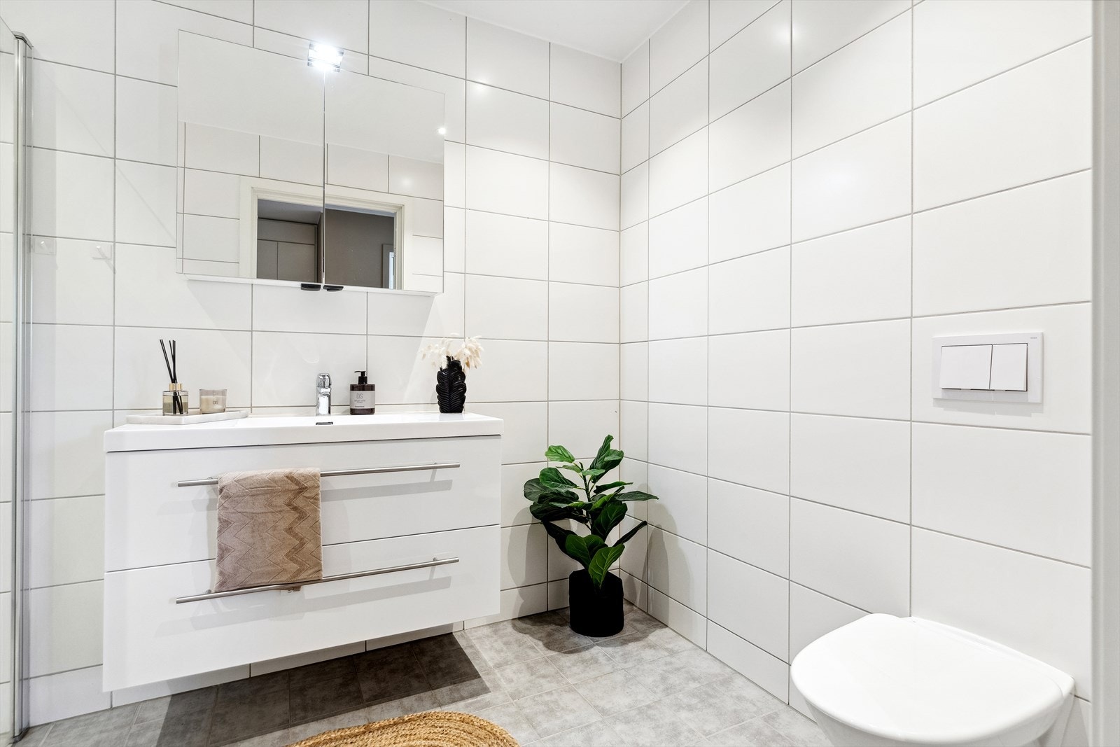 Badet er helfliset, velholdt og pent, og det er elektrisk varme i gulvet. Galleribilde