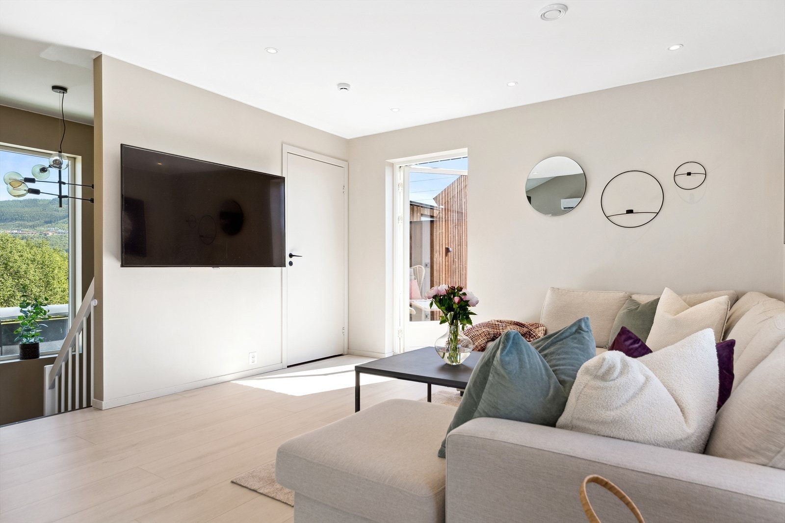 De lysmalte overflatene står godt til det tidsmessige parkettgulvet. Galleribilde