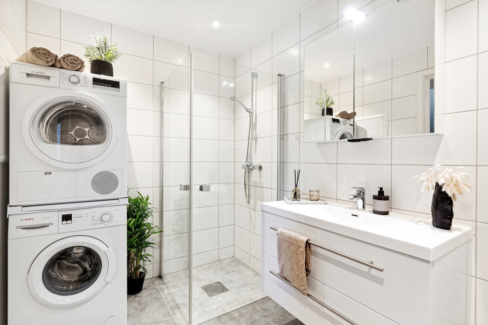 Badet har opplegg for vaskesøyle, og dusjen har innfellbare glassvegger. Galleribilde