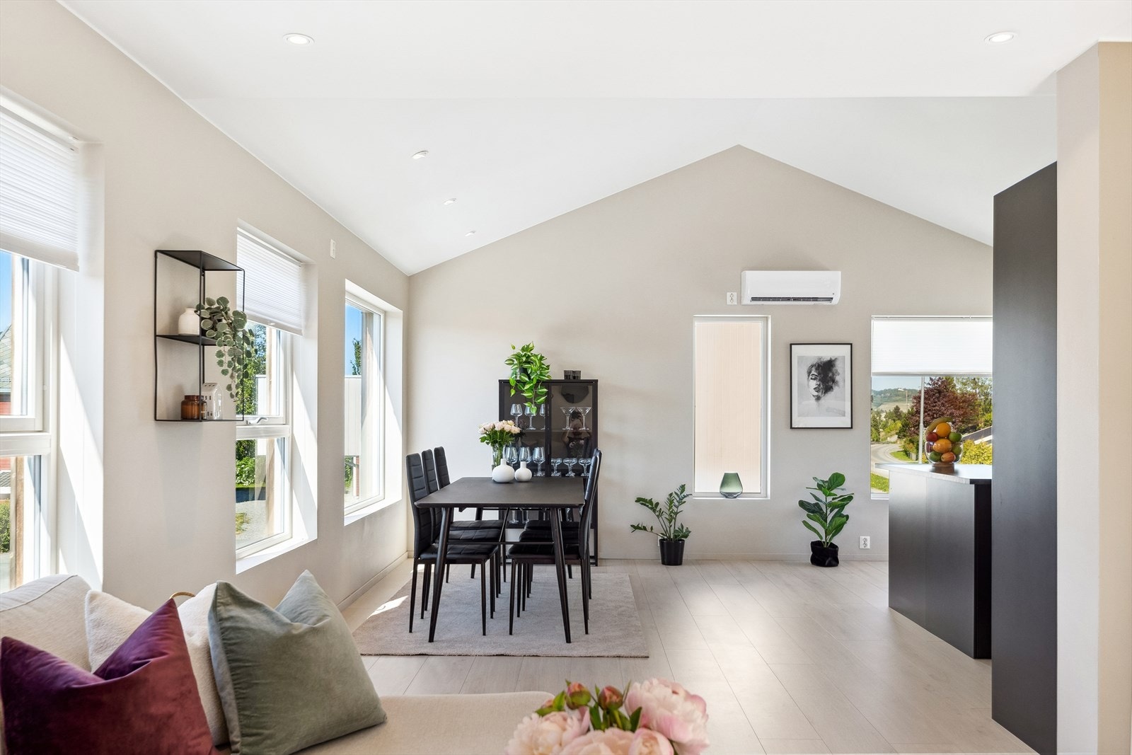 Ekstra høy himling i deler av allrommet skaper en luftig atmosfære. Galleribilde