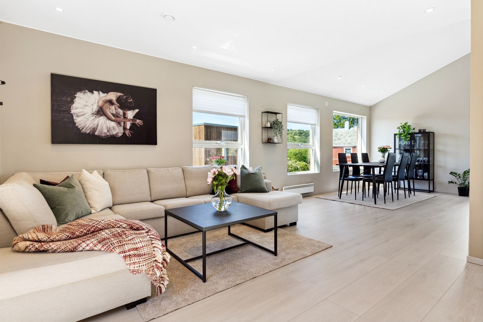 Allrommet har listfrie overganger til hvit himling med downlights. Galleribilde