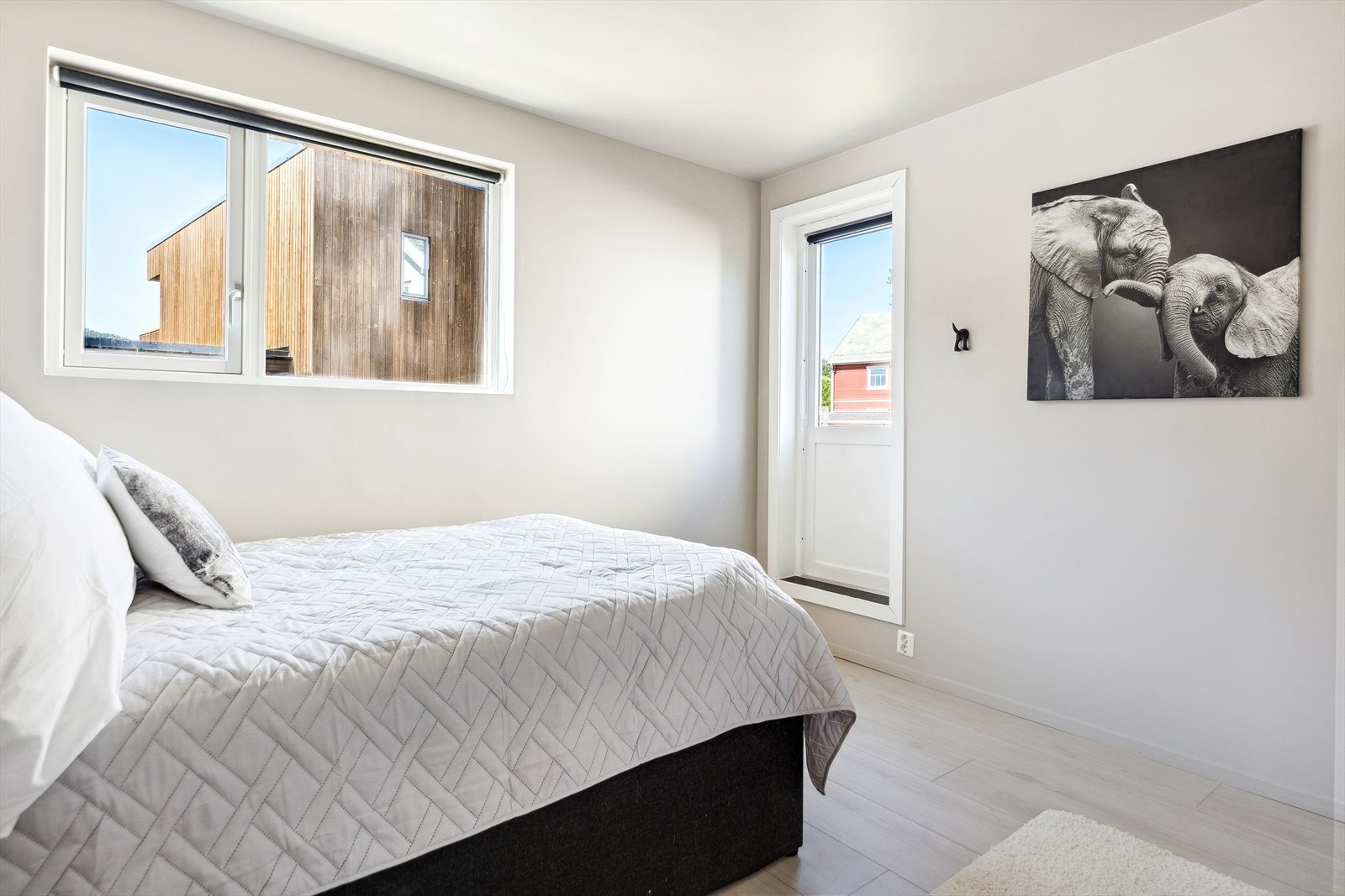 Det ble satt inn balkongdør med utgang til hagen på det største soverommet i 2021. Galleribilde