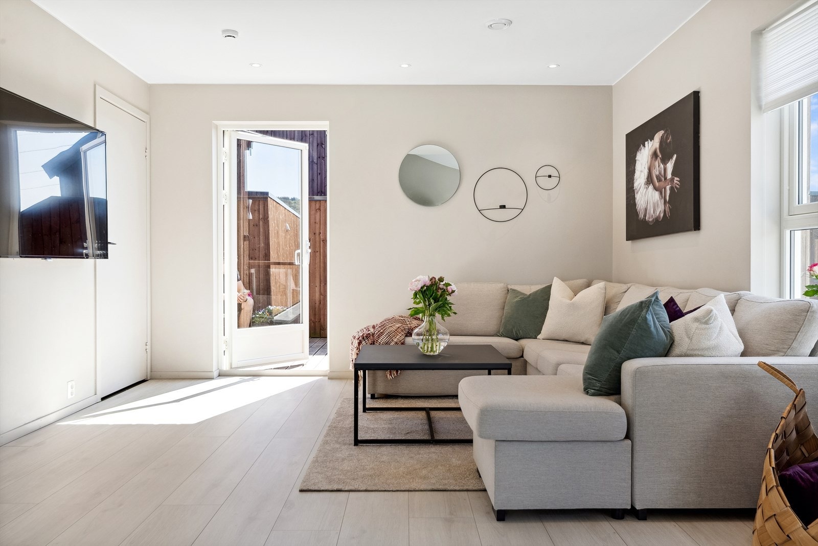 Ved stuesonen er det utgang til en lun og usjenert terrasse. Galleribilde