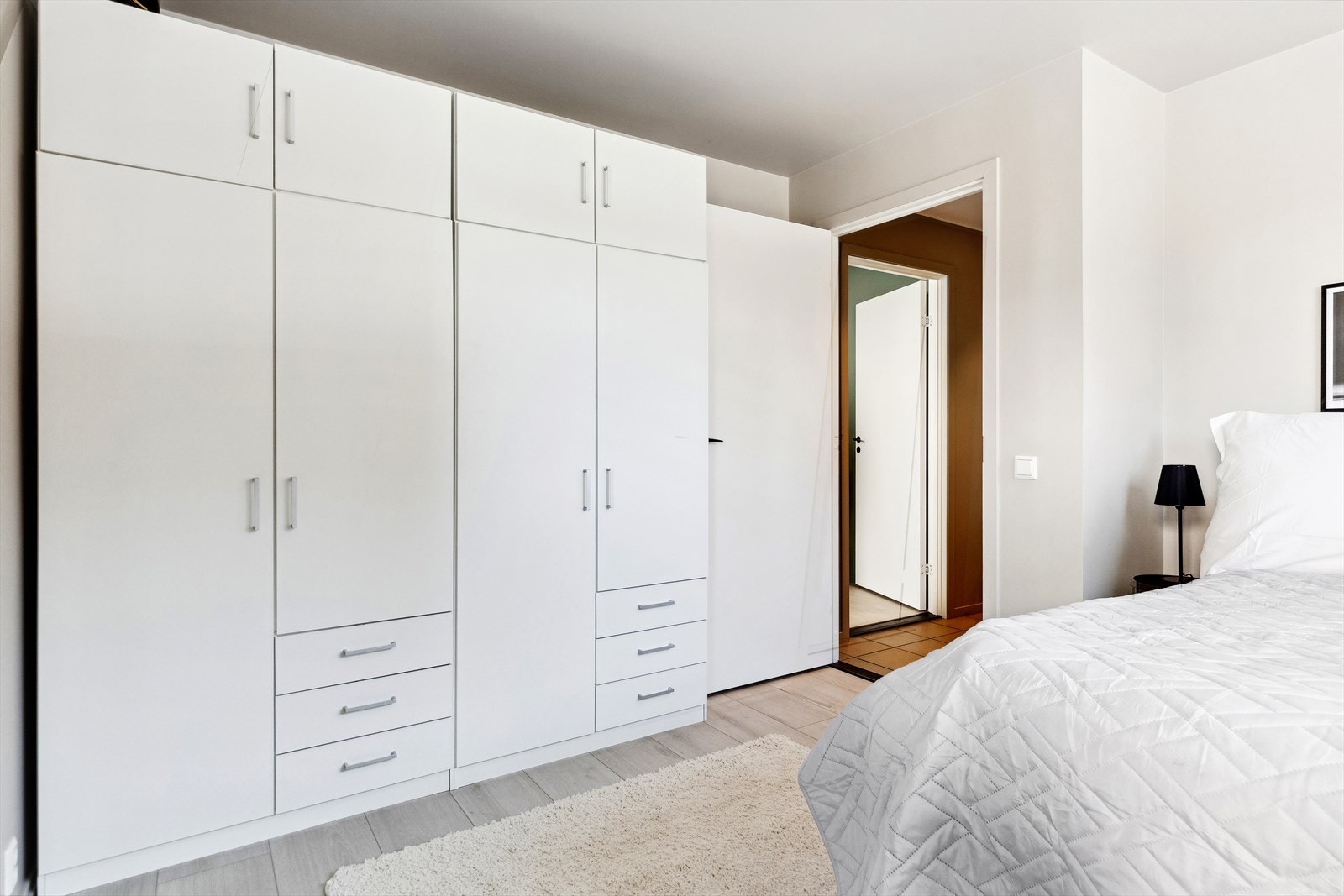 Begge soverommene har god oppbevaringsplass i romslige, hvite garderobeskap. Galleribilde