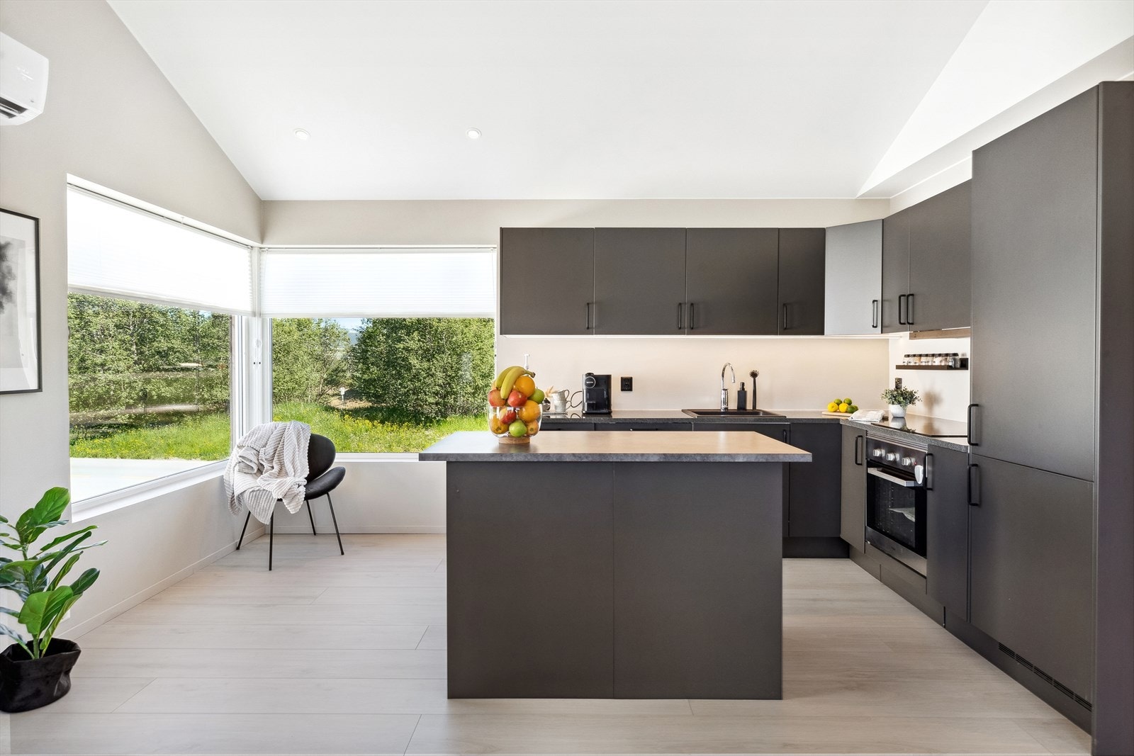 Kjøkkenet er moderne og velutstyrt, og kjøkkenøya var ny i 2021. Galleribilde