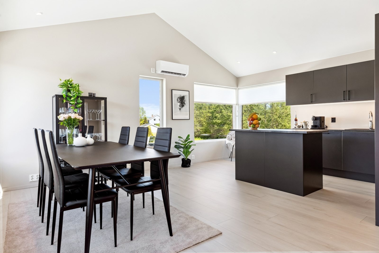 Nærheten mellom kjøkken og spiseplass gjør matlagingen sosial og serveringen enkel. Galleribilde