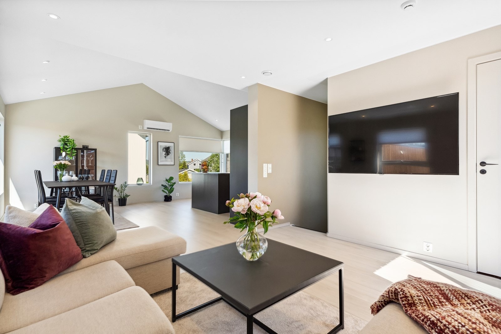 Stuen og kjøkkenet danner et innbydende allrom på ca. 41,5 kvm. Galleribilde