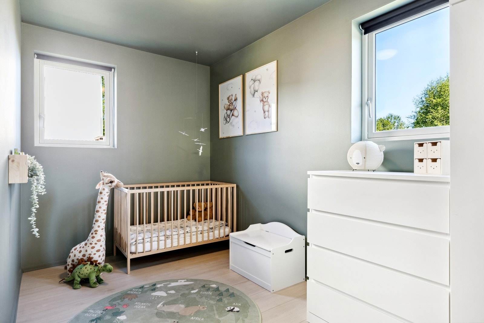 Soverommet på ca. 9,5 kvm er malt opp i en dus grønntone på veggene og i himlingen. Galleribilde