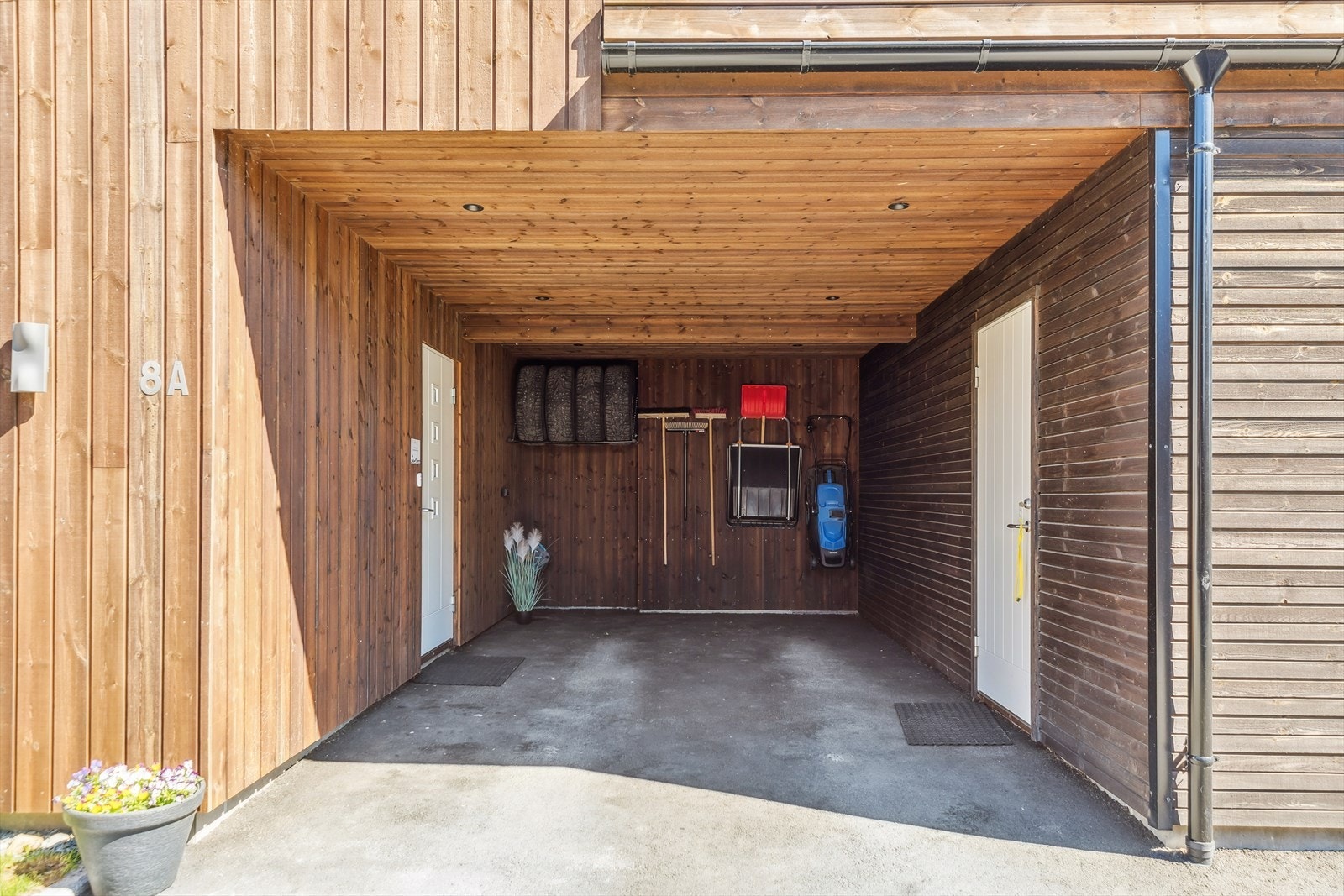 Det er parkering i egen carport på ca. 19 kvm. Galleribilde