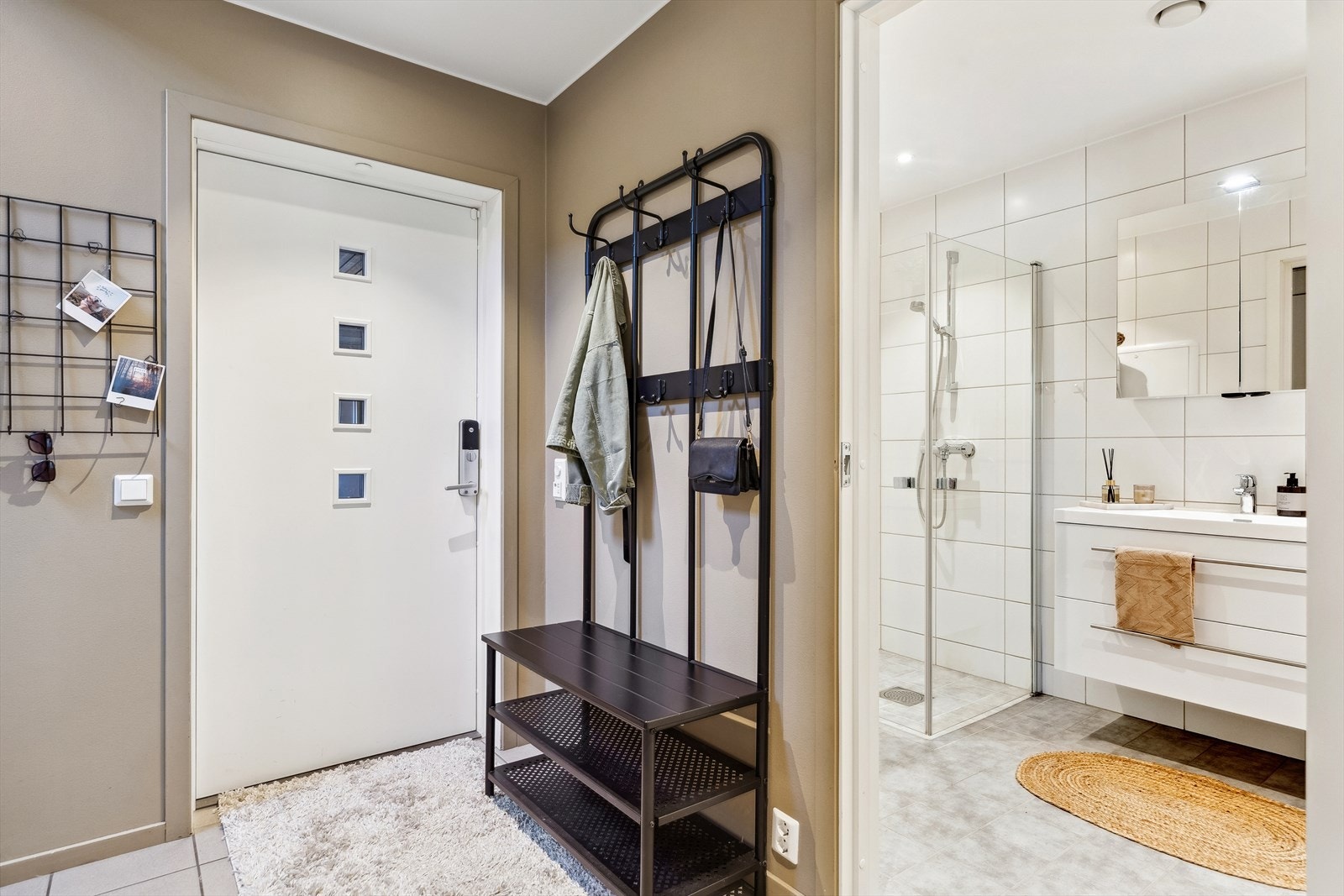 Entreen har lyse fliser på gulv med elektrisk gulvvarme. Galleribilde