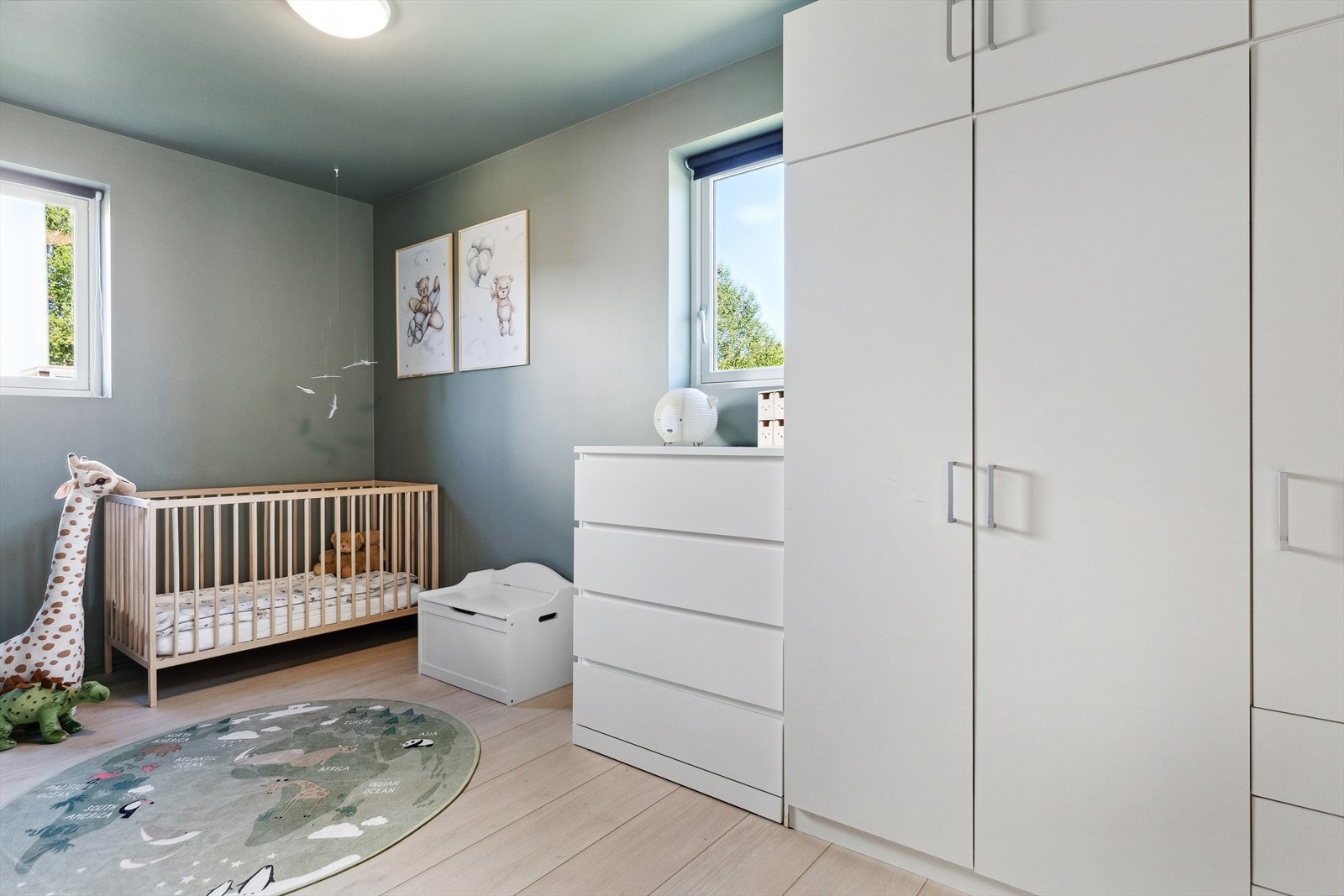 Begge soverommene har store vinduer som sørger for rikt, naturlig lysinnslipp. Galleribilde