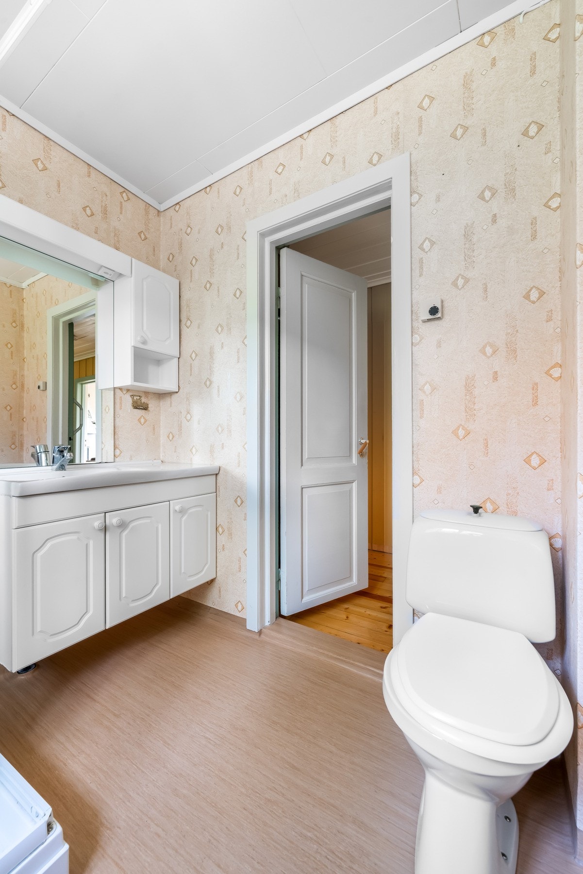 Selger opplyser om at begge bad er fra 1979. Gulv med gulvvarme belagt med belegg, vegger med tapet og himling med takplater. Baderommene er utstyrt med gulvstående toalett, vegghengt servantskap med heldekkende servant med ett-greps blandebatteri. Oversk Galleribilde