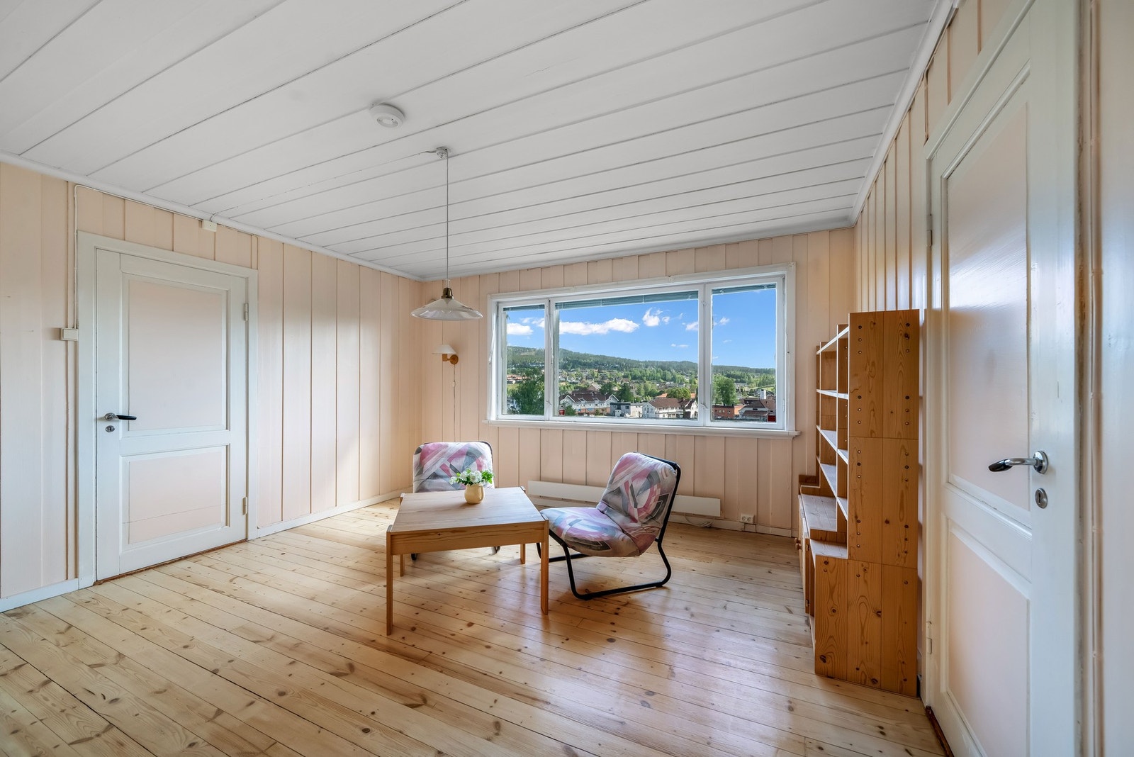 Stor kjellerstue med god plass til tv-krok, salong og det man måtte ønske. Uvurderlig for barnefamilier! Galleribilde