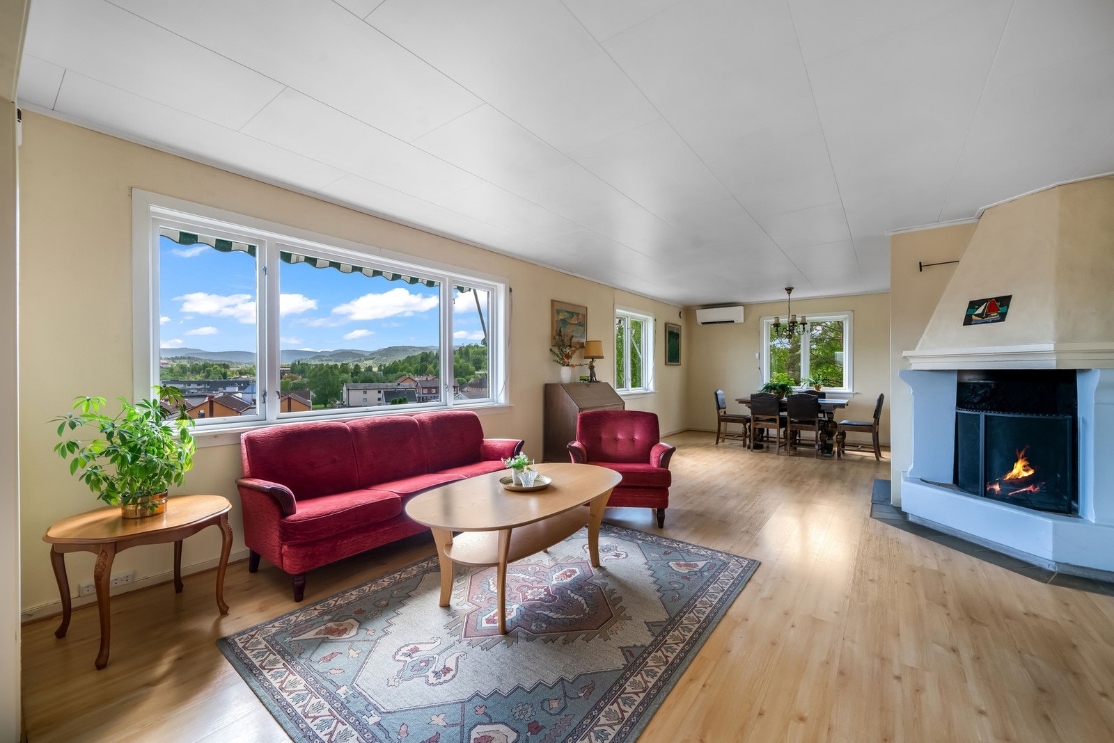 Stuen fremstår lys og romslig, med mange vindusflater og god plass. Rommet innehar mange møbleringsmuligheter. Utstyrt med åpen peis som varmer godt på kalde dager, samt etasjeovn i merket "Ulefos". Galleribilde