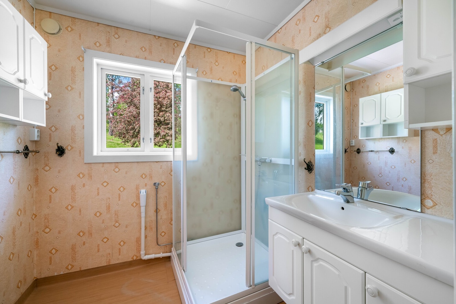 Boligen inneholder to baderom, ett i hver etasje. Samt praktisk toalettrom (separat). Galleribilde