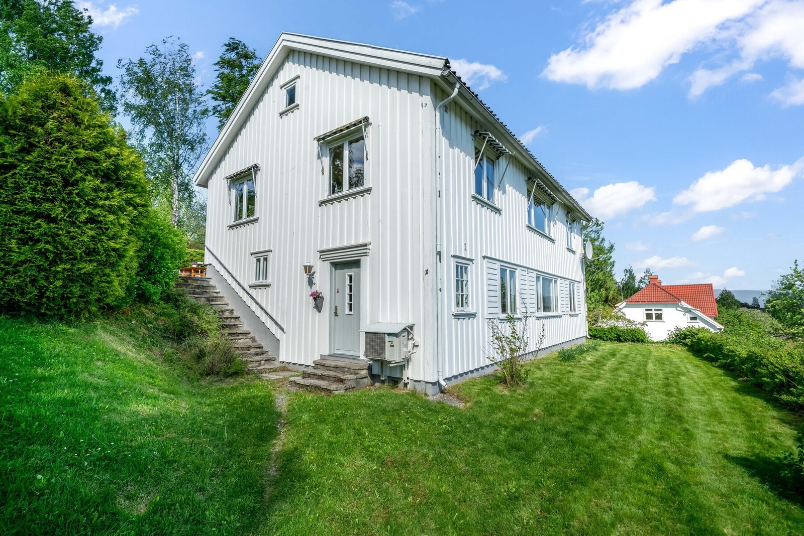 Solrik og stor tomt på hele 2,2 mål midt i Bø sentrum. Galleribilde