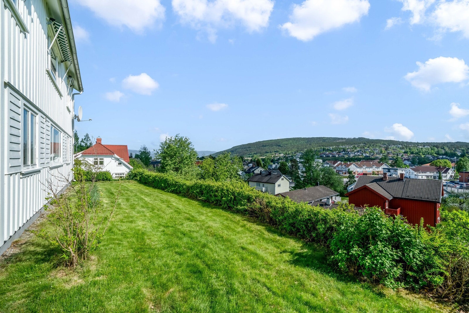Med sørvendt beliggenhet bader eiendommen i sol, og våren kommer tidlig her. Dette ses tydelig på vekstene som trives, og fra gammelt av fantes det både bærbusker, frukttrær og kjøkkenhage. Galleribilde