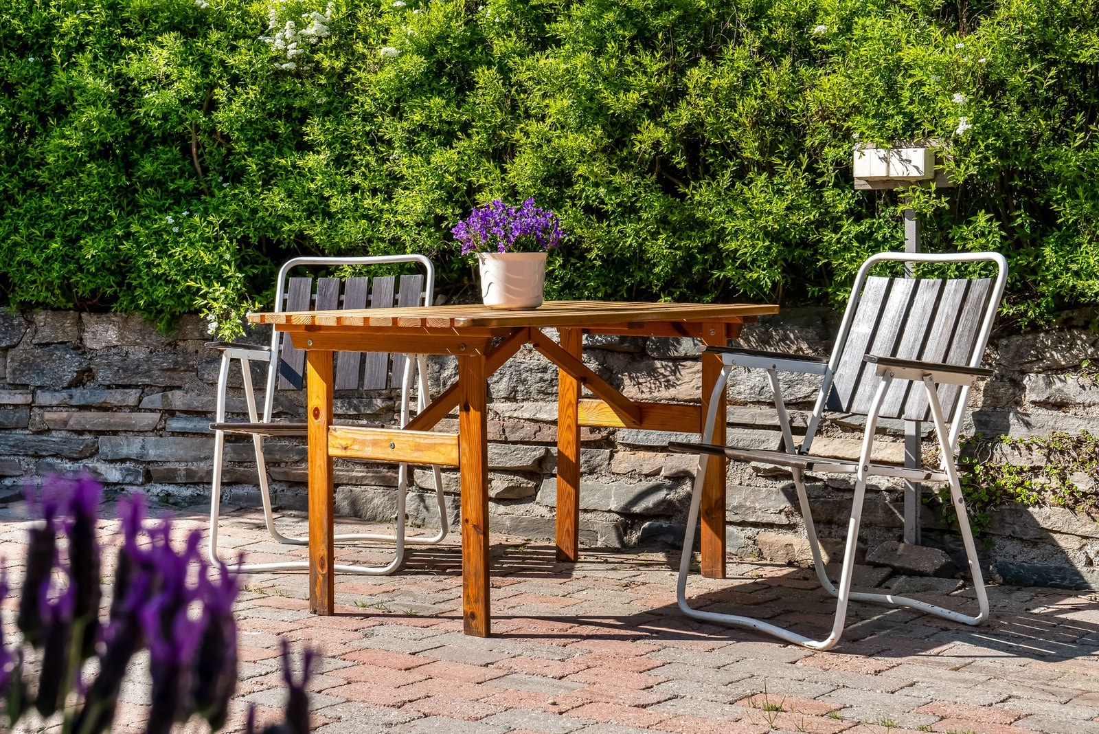 I dag består tomten av grøntarealer, hellelagt uteområde, frodig beplantning og staudebed. Galleribilde
