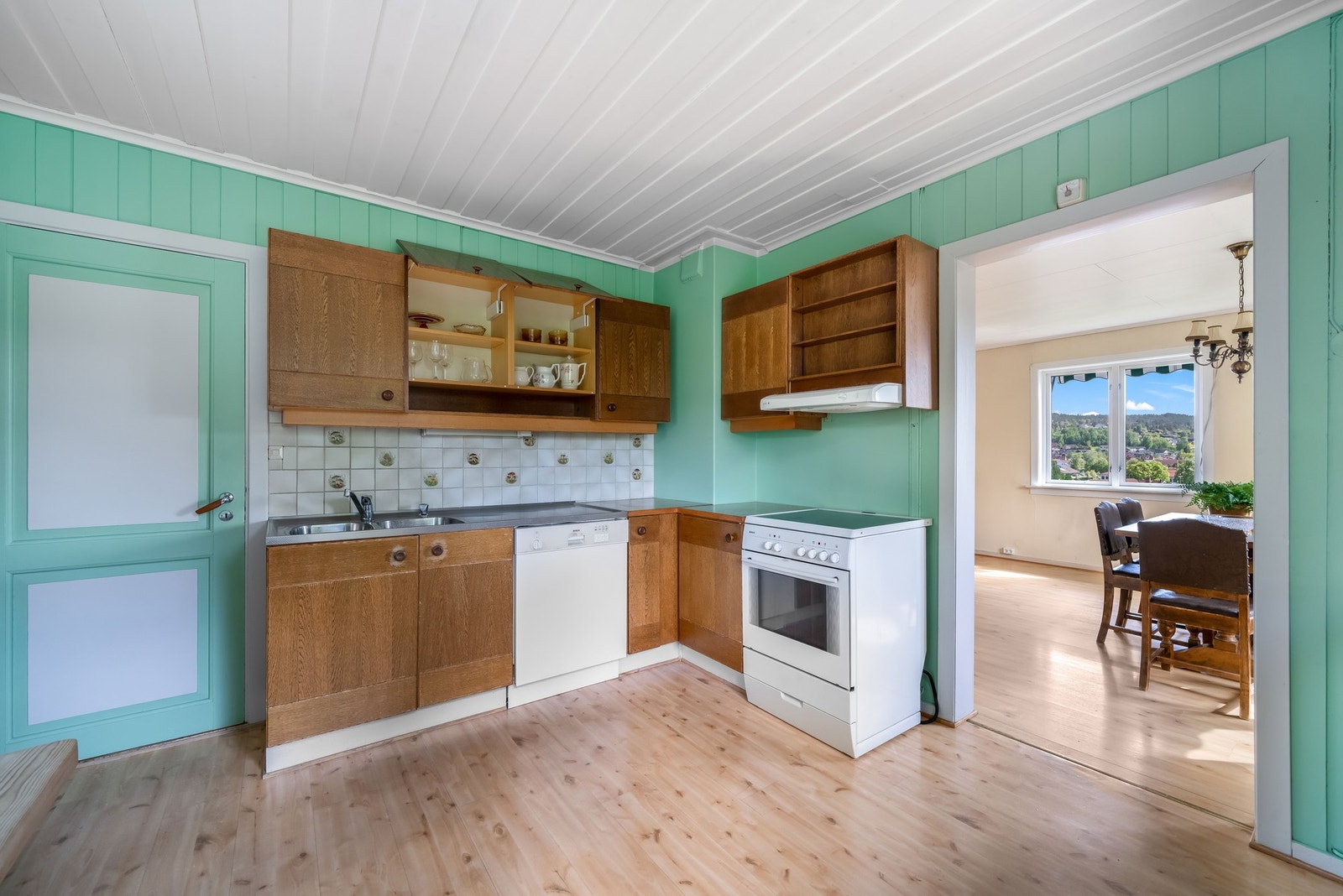 Boligen kan tilby et stort, praktisk kjøkken med god plass til hele familien. Galleribilde