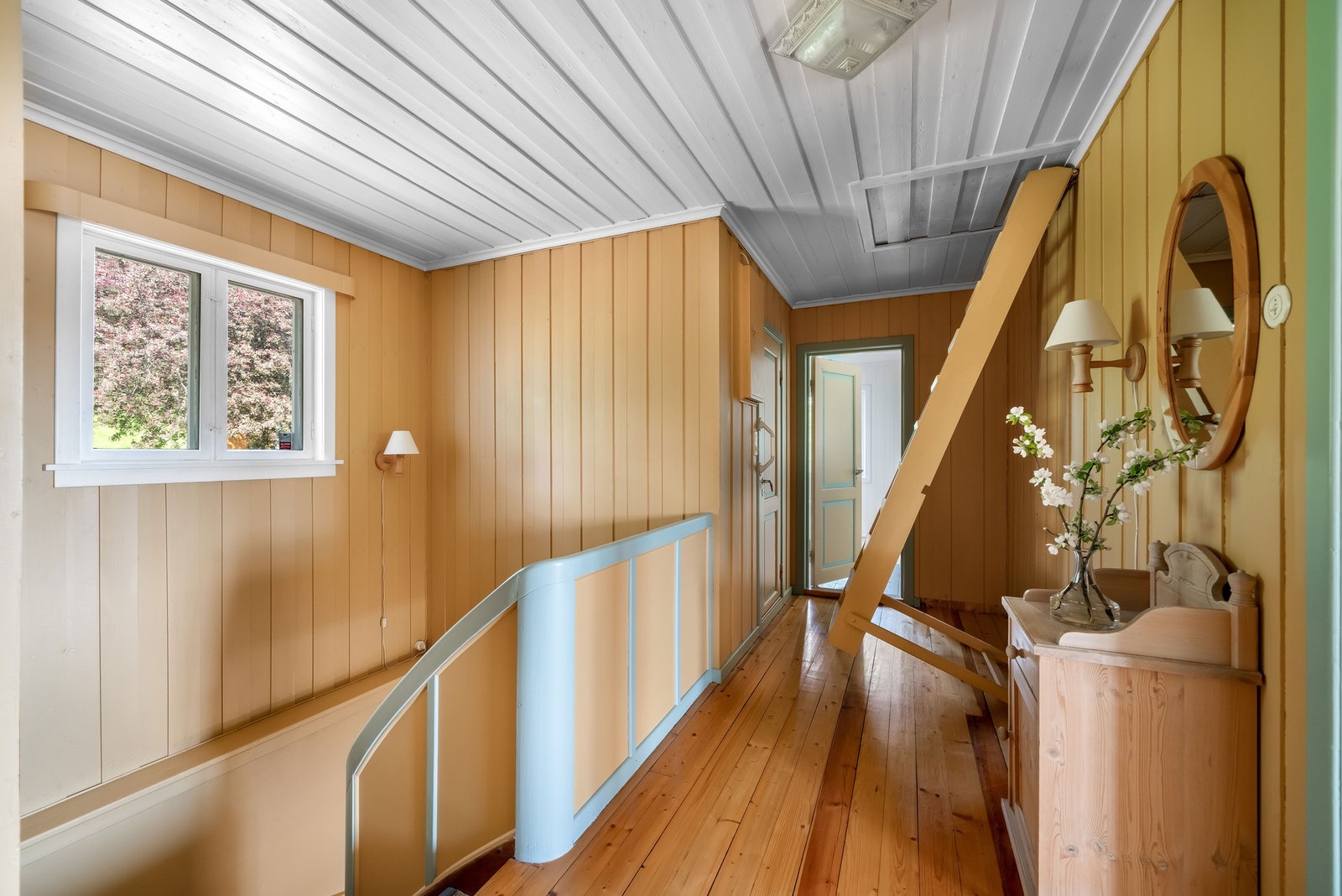 Du ønskes velkommen inn i en praktisk entrè med overbygget inngangsparti. Entrèen har tregulv og malt panel på vegger og i himling. God plass til å henge fra seg yttertøyet. Galleribilde