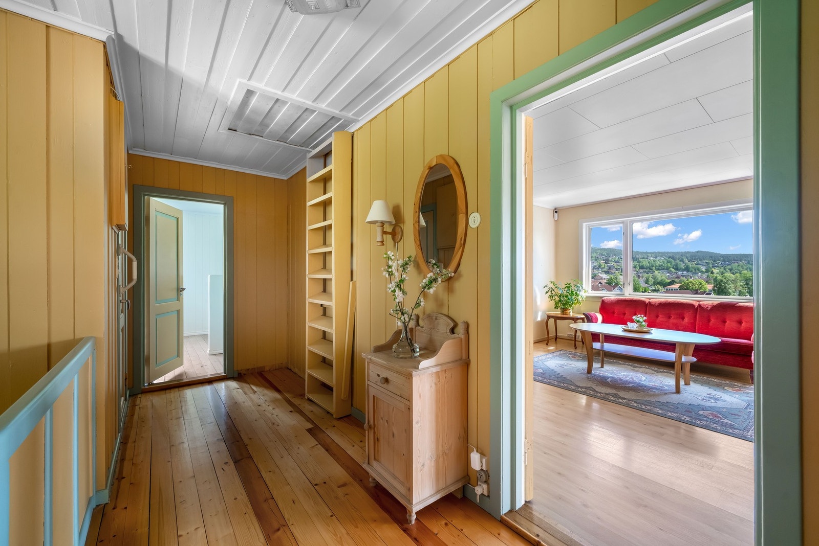 Videre inn i boligen kommer du inn en romslig gang som leder videre til kjøkken, stue, bad og soverom Innevendige overflater består av malt panel på vegg og i himling, samt solid tregulv. Galleribilde