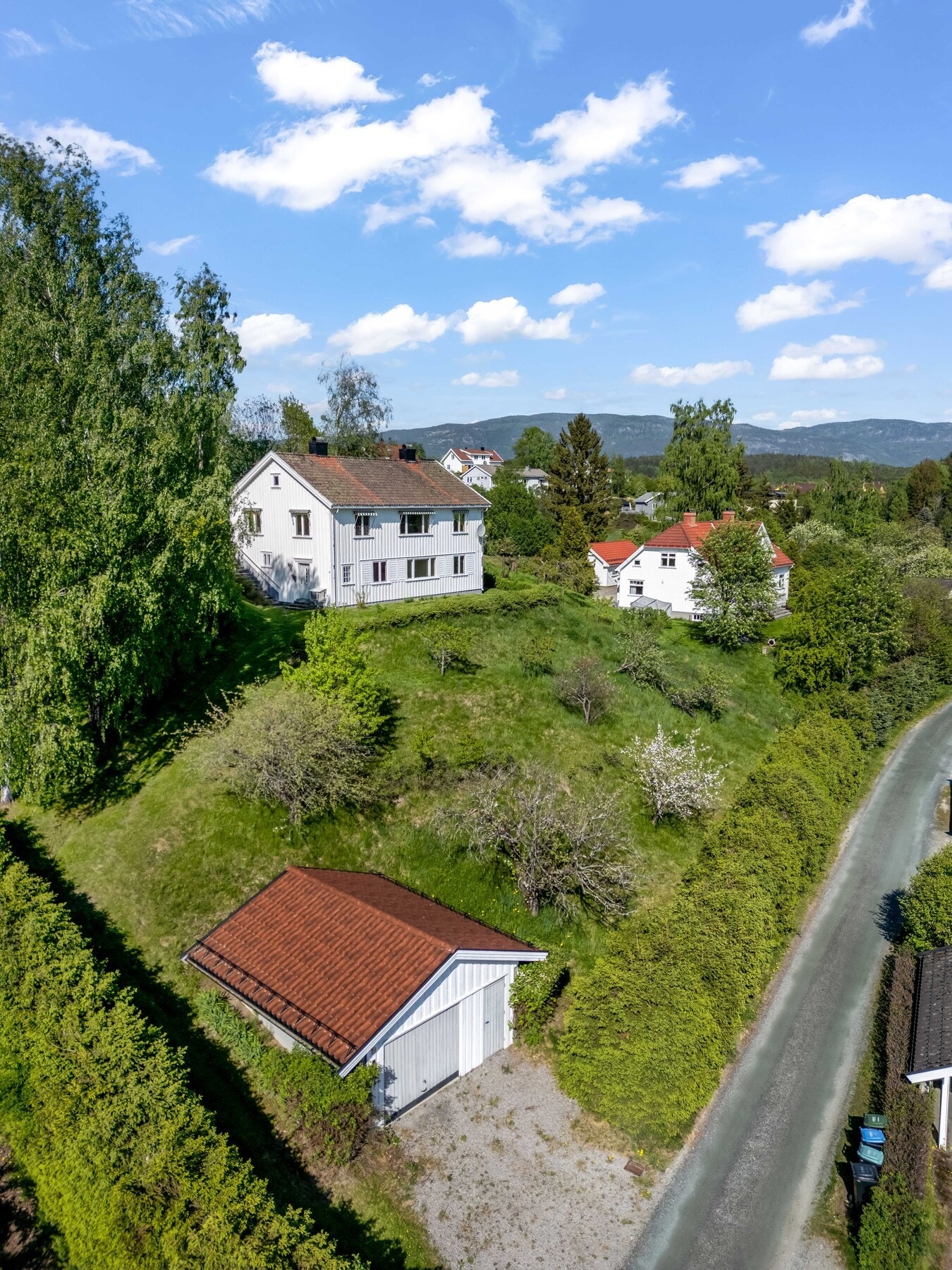 Eneboligen har en svært sentral beliggenhet i Bø sentrum. Sjelden stor og sentral tomt, med usjenert beliggenhet. For barnefamilier er det verdt å merke seg at barnehager, skoler, idrettshall, butikker og flotte turområder ligger like i nærområdet. Bø er Galleribilde