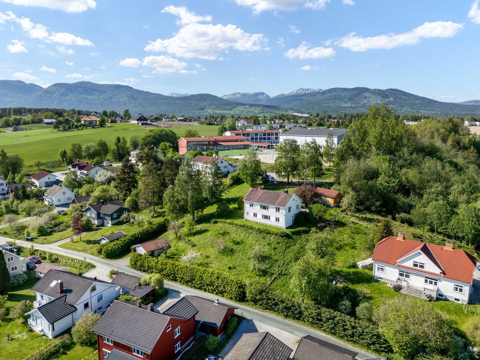Innholdsrik familiebolig med autentiske løsninger! Solrik og frodig hage med fantastisk utsikt. Galleribilde