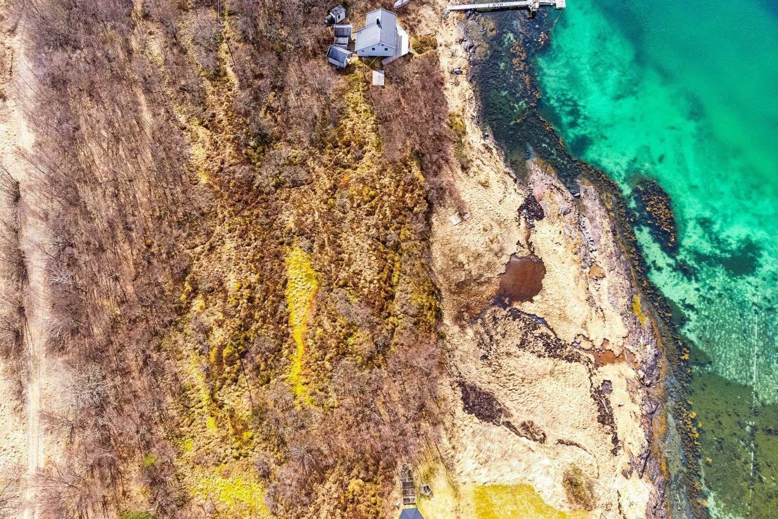 Det er ikke innlagt vann, avløp eller strøm til tomten i dag, men påkobling for strøm og vann er like ved Galleribilde