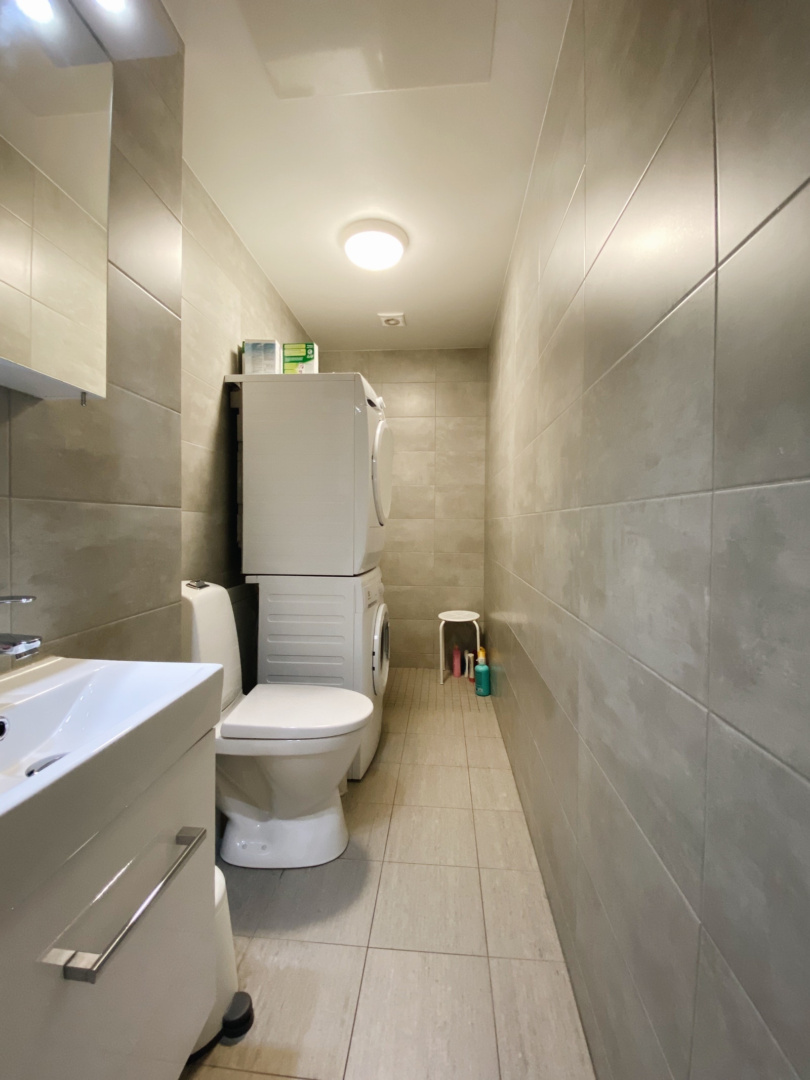 Moderne og delikat bad med vaskemaskin og tørketrommel! Galleribilde