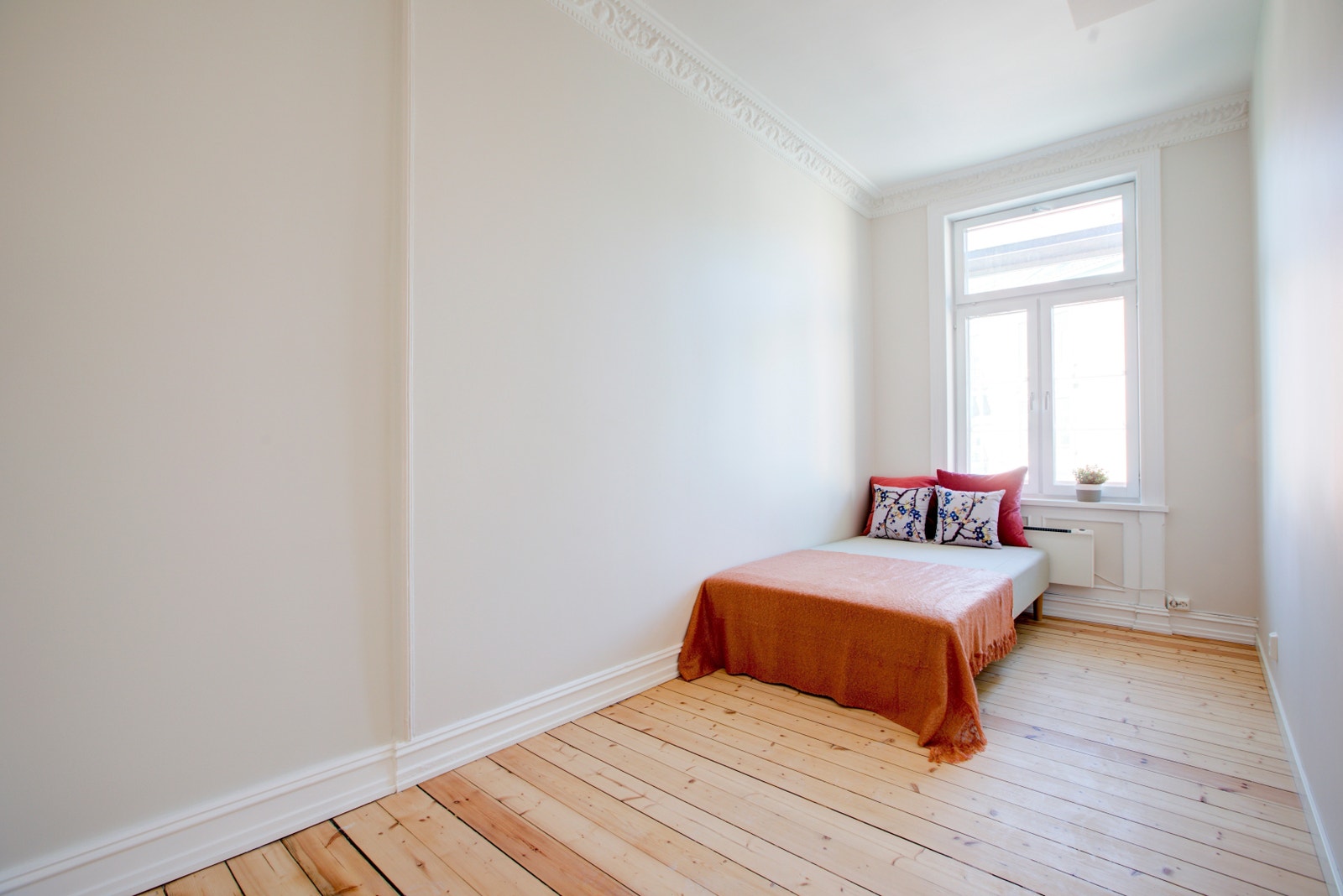 Rom 1 og rom 2: Lyse og romslige rom med god takhøyde! Galleribilde