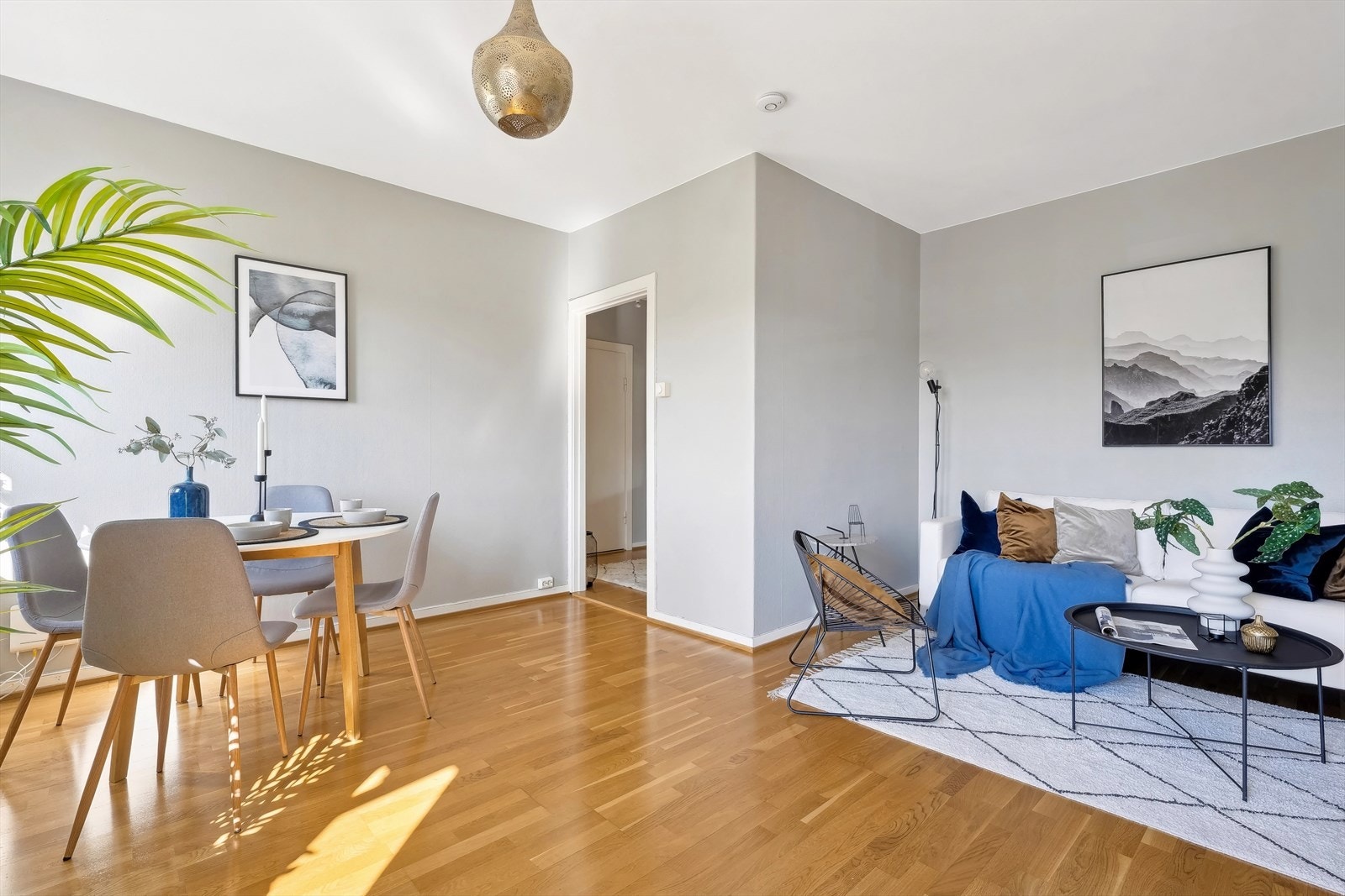 Andre leiligheter i borettslaget har etablert et soverom til ved å flytte kjøkkenet ut i stuen, se alternativ planskisse. Galleribilde