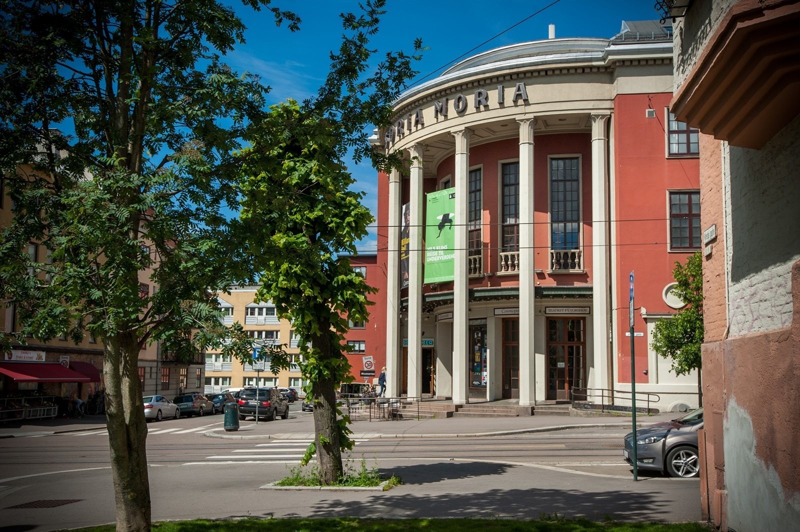 I nærheten finner du Soria Moria, med bar/restaurant, teater og konserter, Baker Hansen, Kaffebrenneriet, den velrenommerte kjøtt- og delikatessebutikken Strøm-Larsen og de populære uteserveringene Trikken og Grisen. Galleribilde