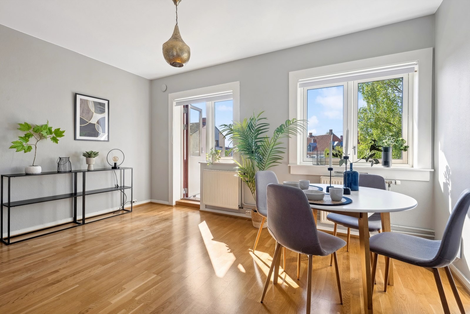 Vindu i stue samt balkongdør med tolags isolerglass, produsert i 1996 i stue. Galleribilde