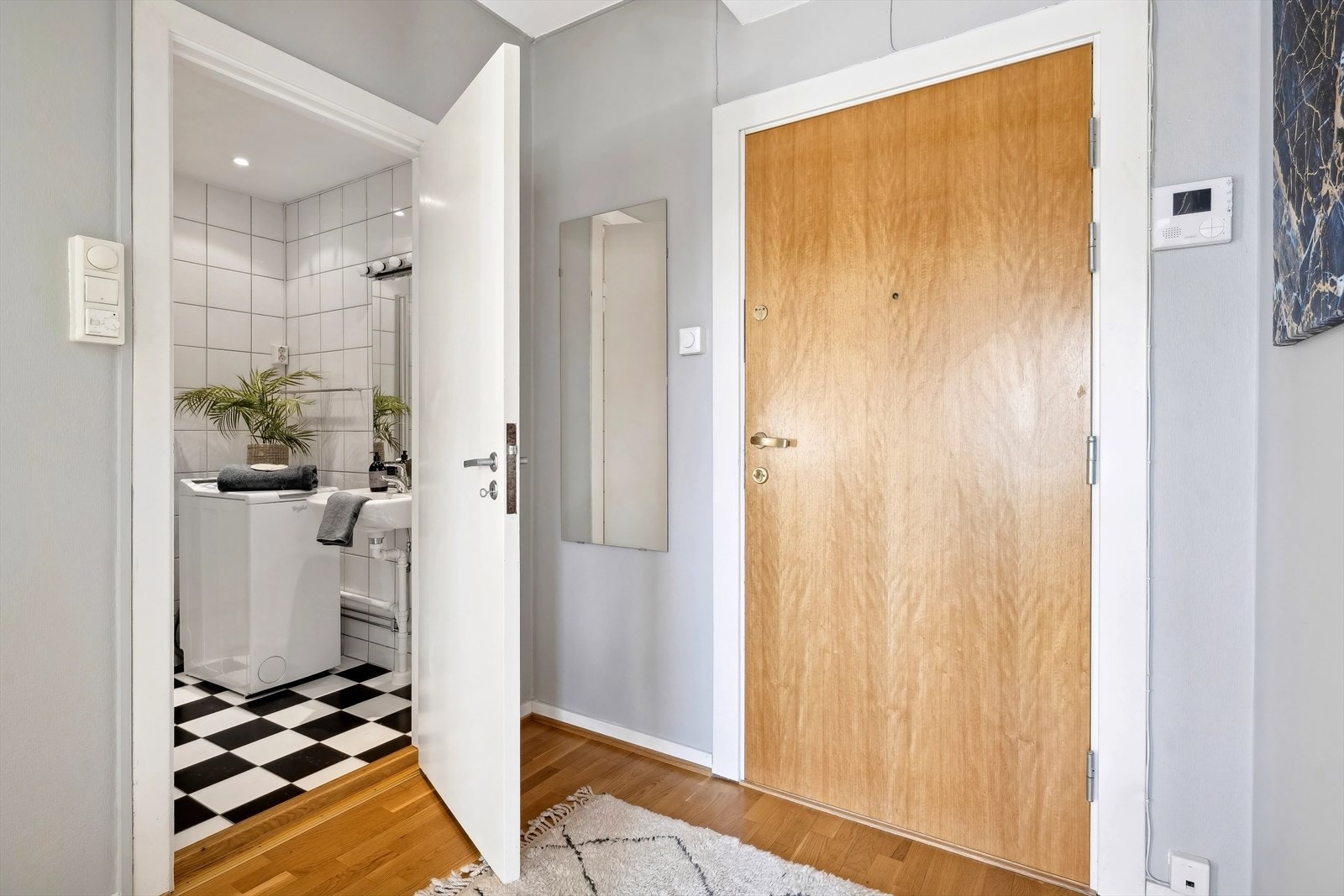 Romslig entrè med plass til å henge fra deg ytterklær i et innebygd skap. Galleribilde