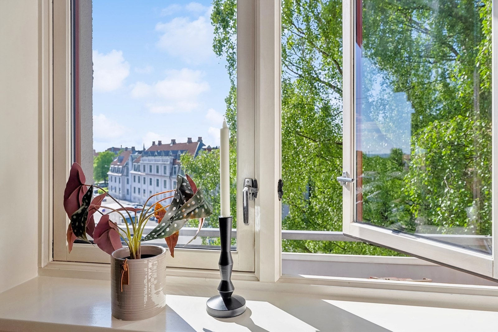 Hyggelig utsyn fra kjøkkenvindu. Galleribilde