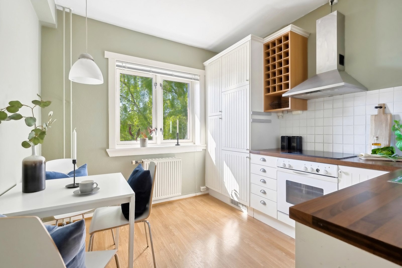 Kjøkkenet ligger praktisk plassert i et eget rom, med plass til spisebord. Galleribilde