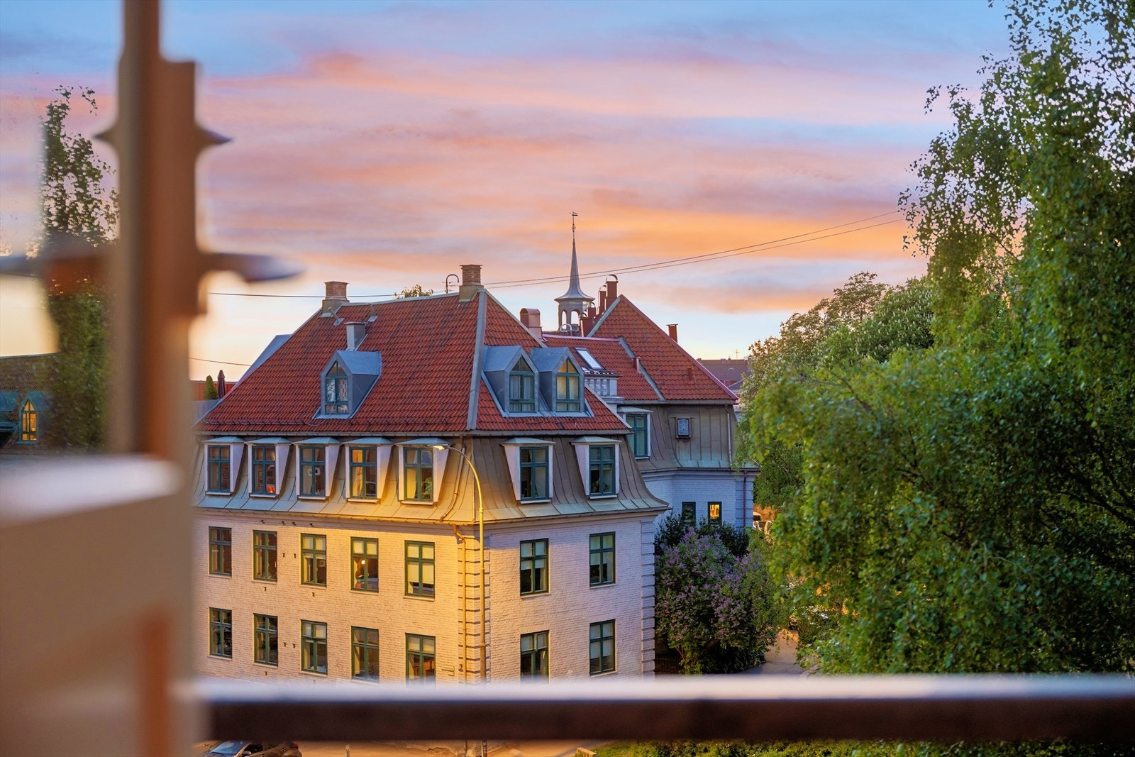 6 m² vestvendt brannbalkong i betongkonstruksjon med adkomst fra stue. Galleribilde