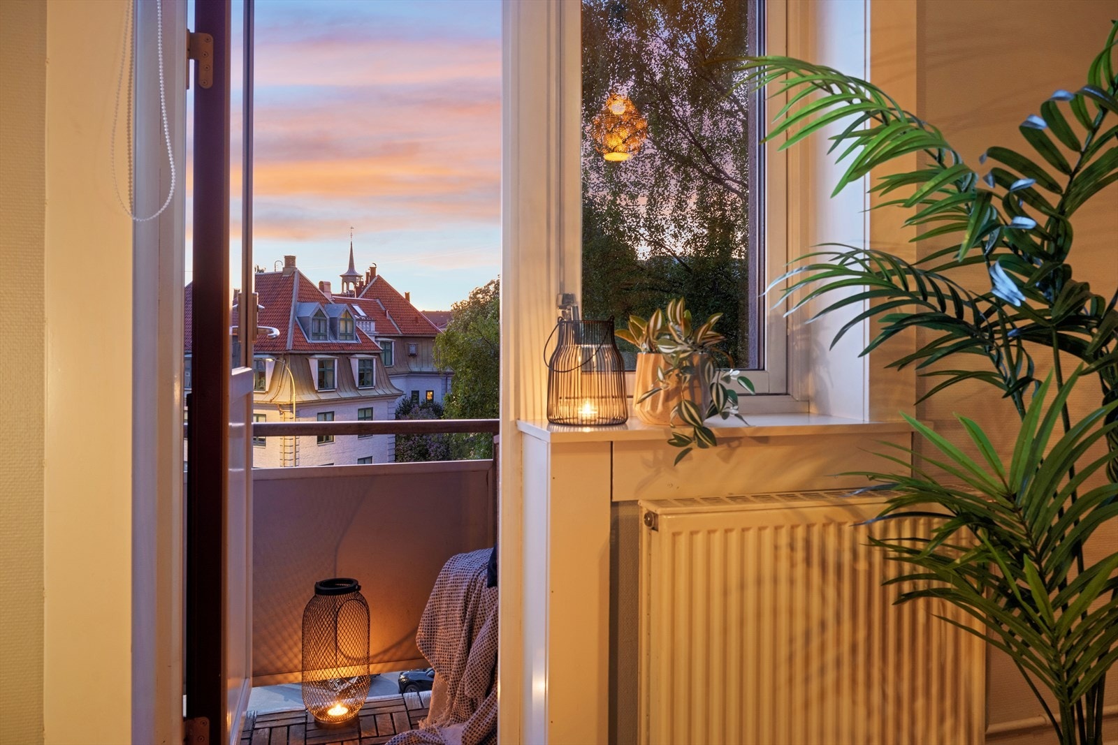 Her bor du skjermet og idyllisk til, samtidig som du har det beste fra både Grünerløkka og Torshov i nærheten med sine mange servicetilbud rett utenfor døren. Galleribilde