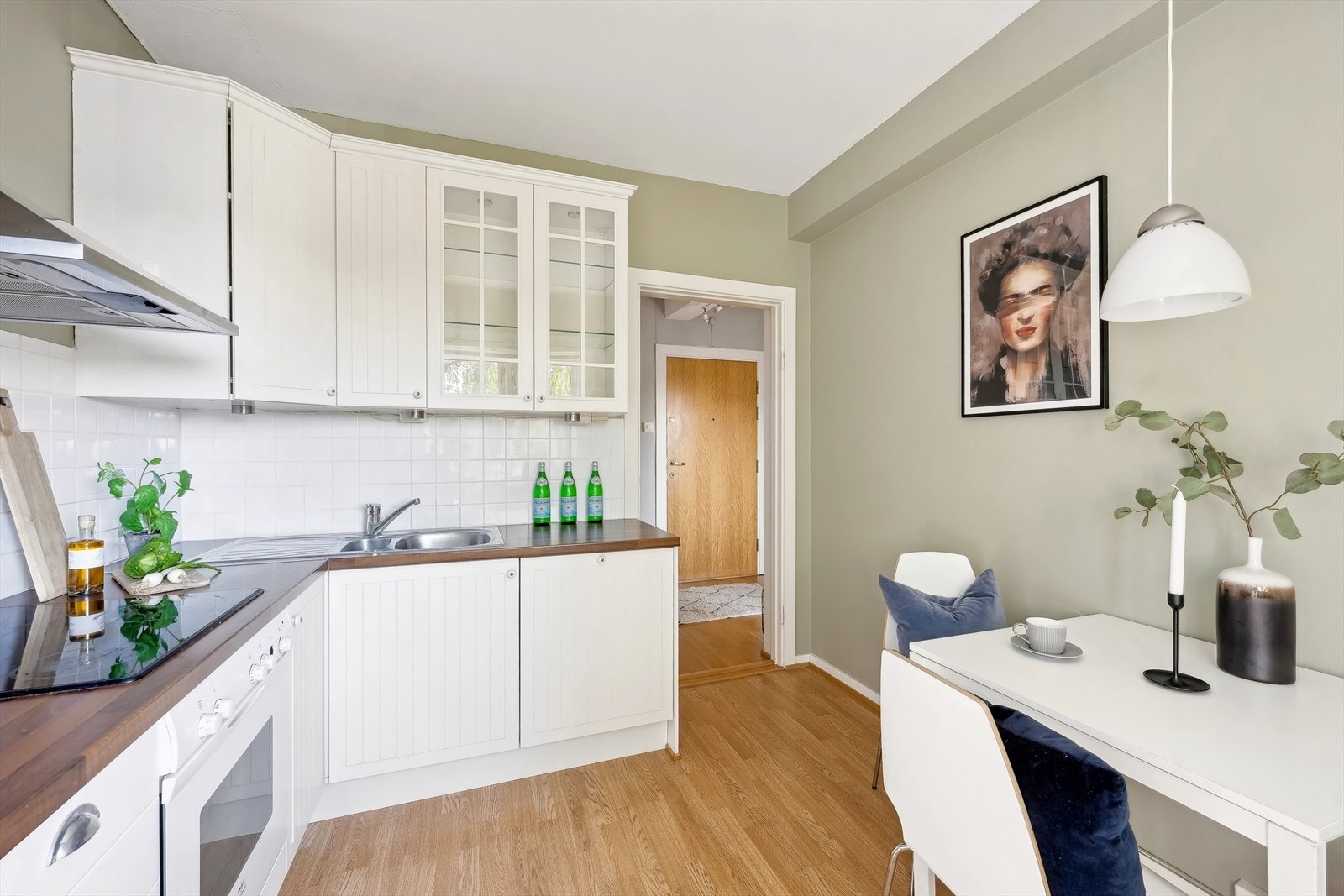 Kjøkkenet har i dag integrerte hvitevarer som stekeovn, keramisk topp, oppvaskmaskin og kjøl/frys som medfølger salget. Galleribilde