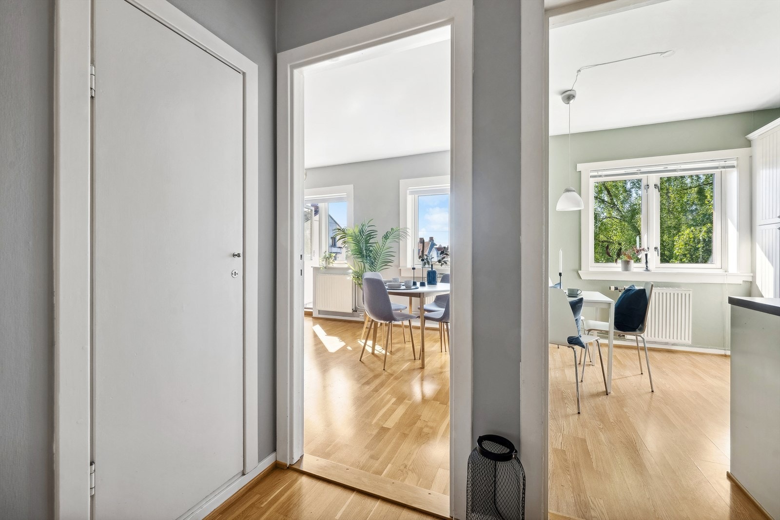 Leiligheten disponerer i tillegg to eksterne boder, en kjellerbod på 5 kvm og en loftsbod på 5,5 kvm (gulvareal). Galleribilde