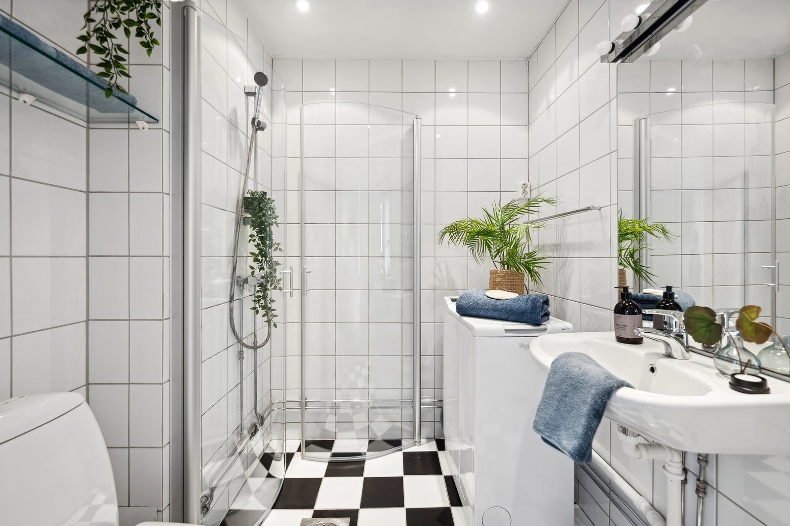 Eldre, flislagt baderom med opplegg for vaskemaskin, denne medfølger handelen. Varmekabler i gulv. Galleribilde