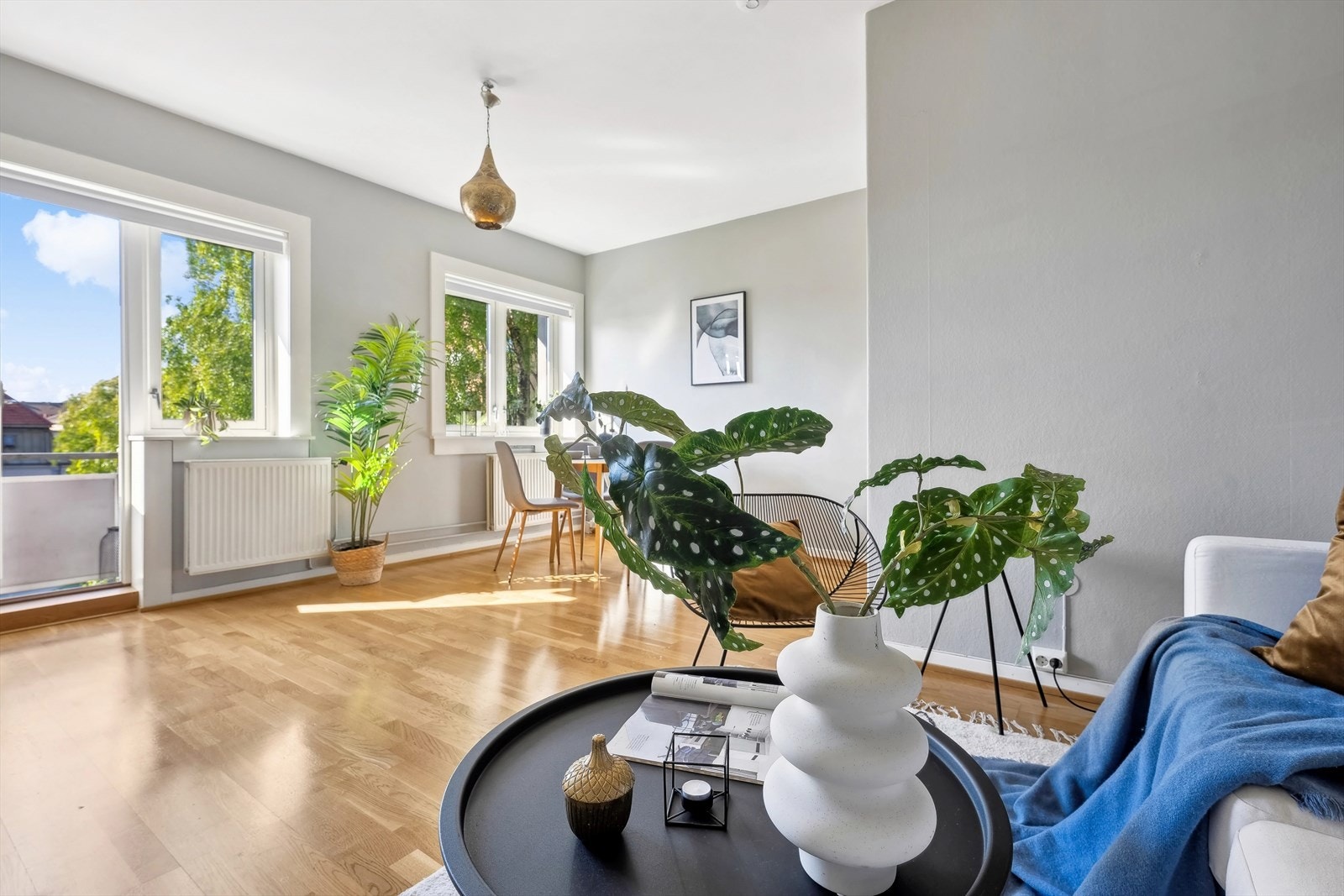 Lun og hyggelig stue som naturlig kan deles inn i to soner - både til spisestue og til sofagruppe. Galleribilde